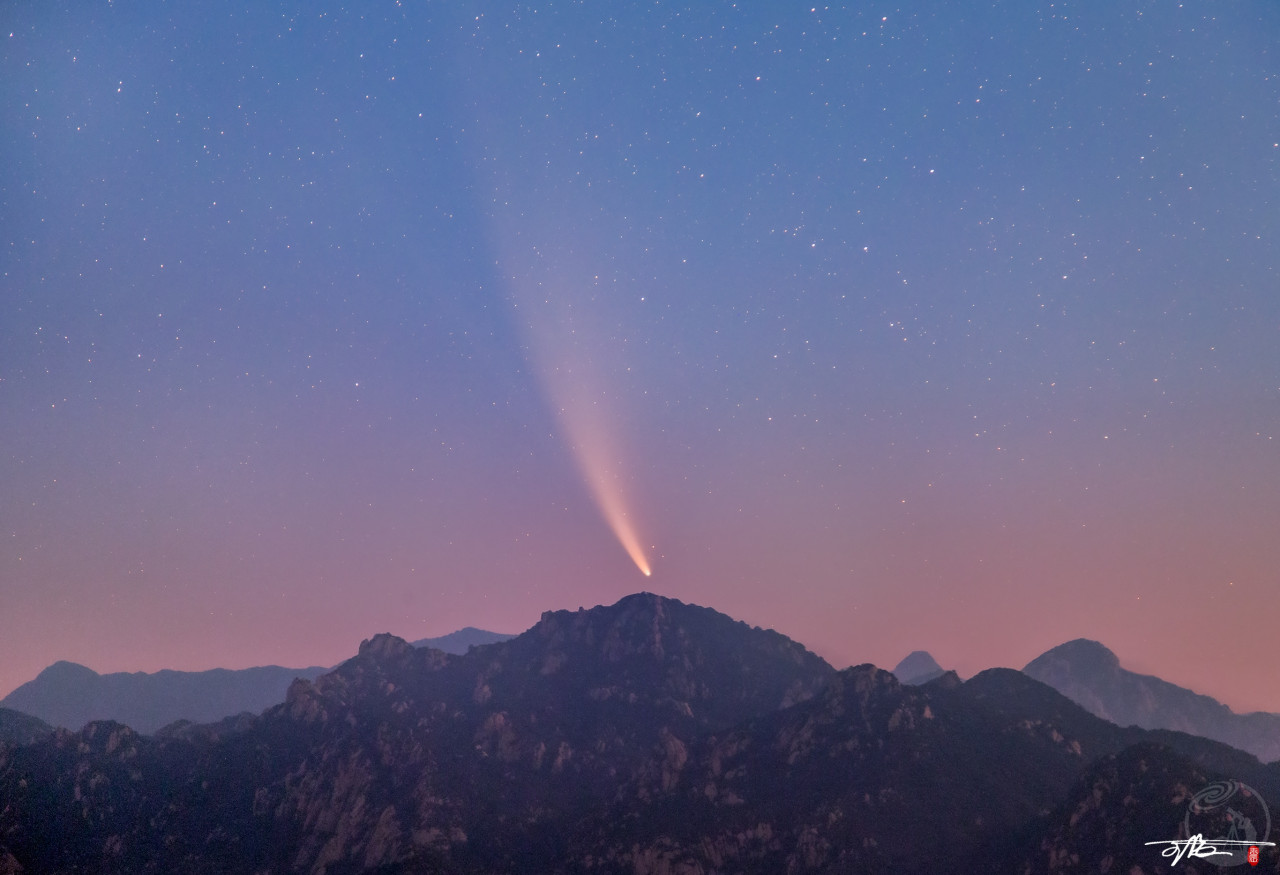 亲吻群峰的彗星