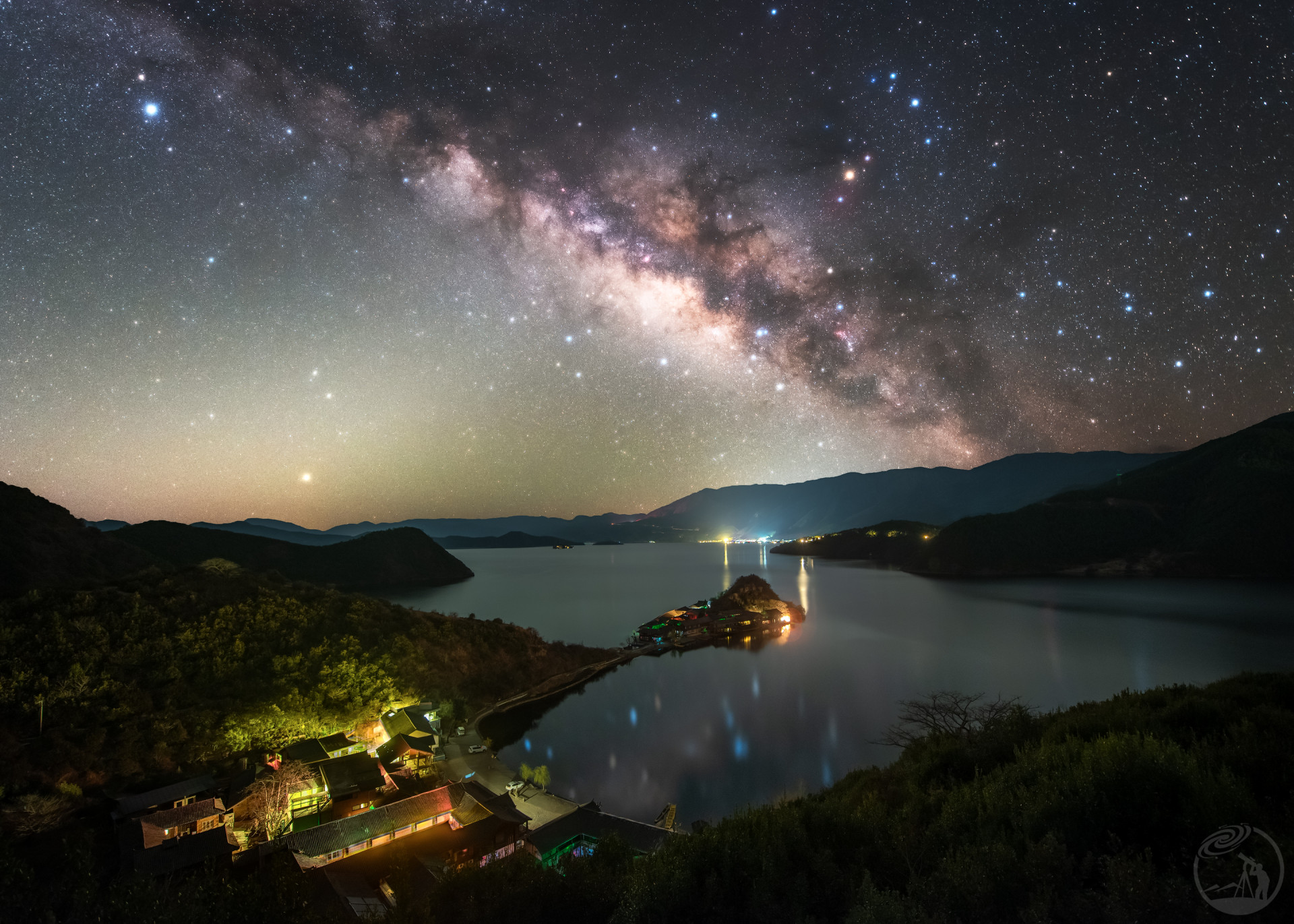 泸沽湖的夏季银河