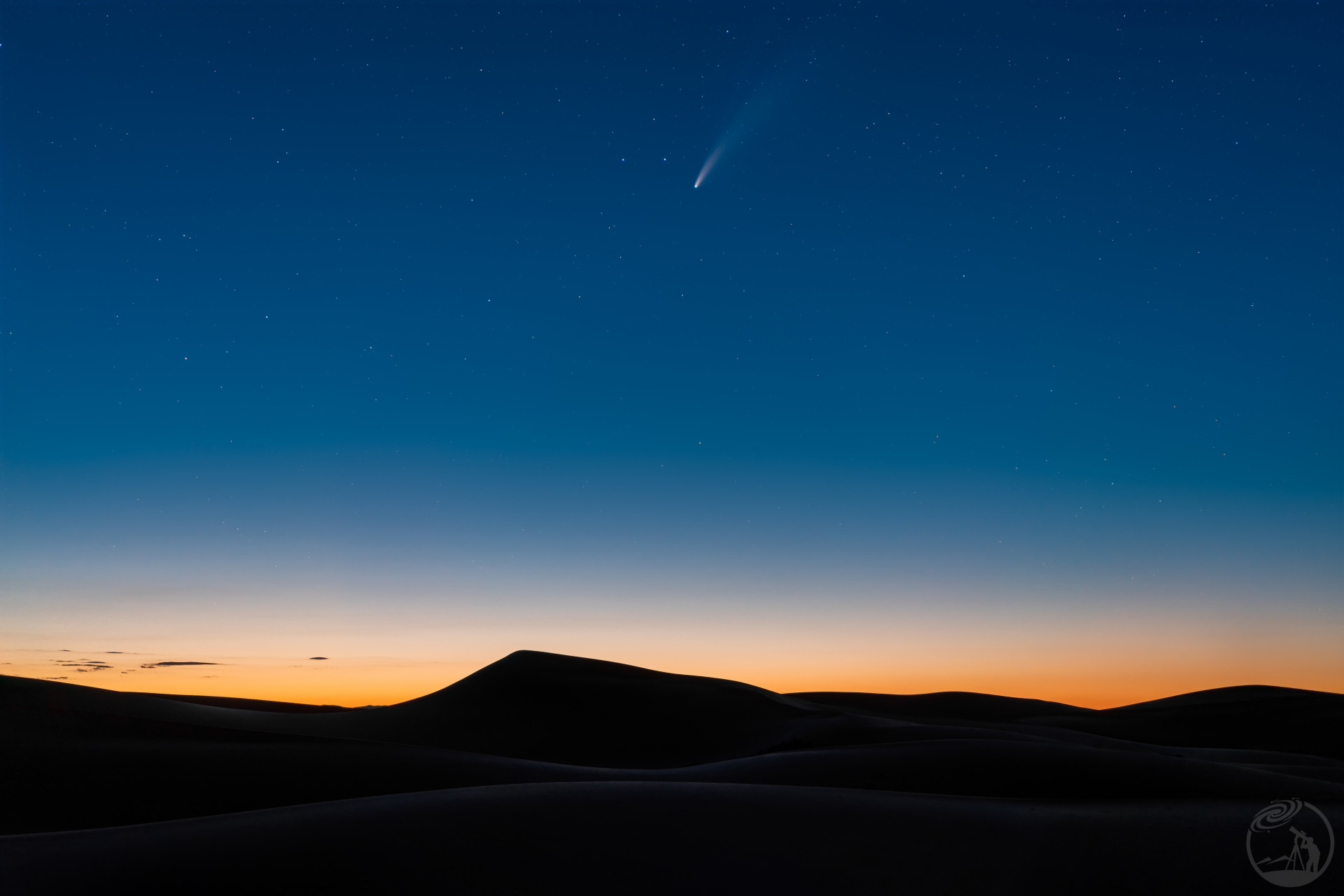 沙丘上空的新智彗星