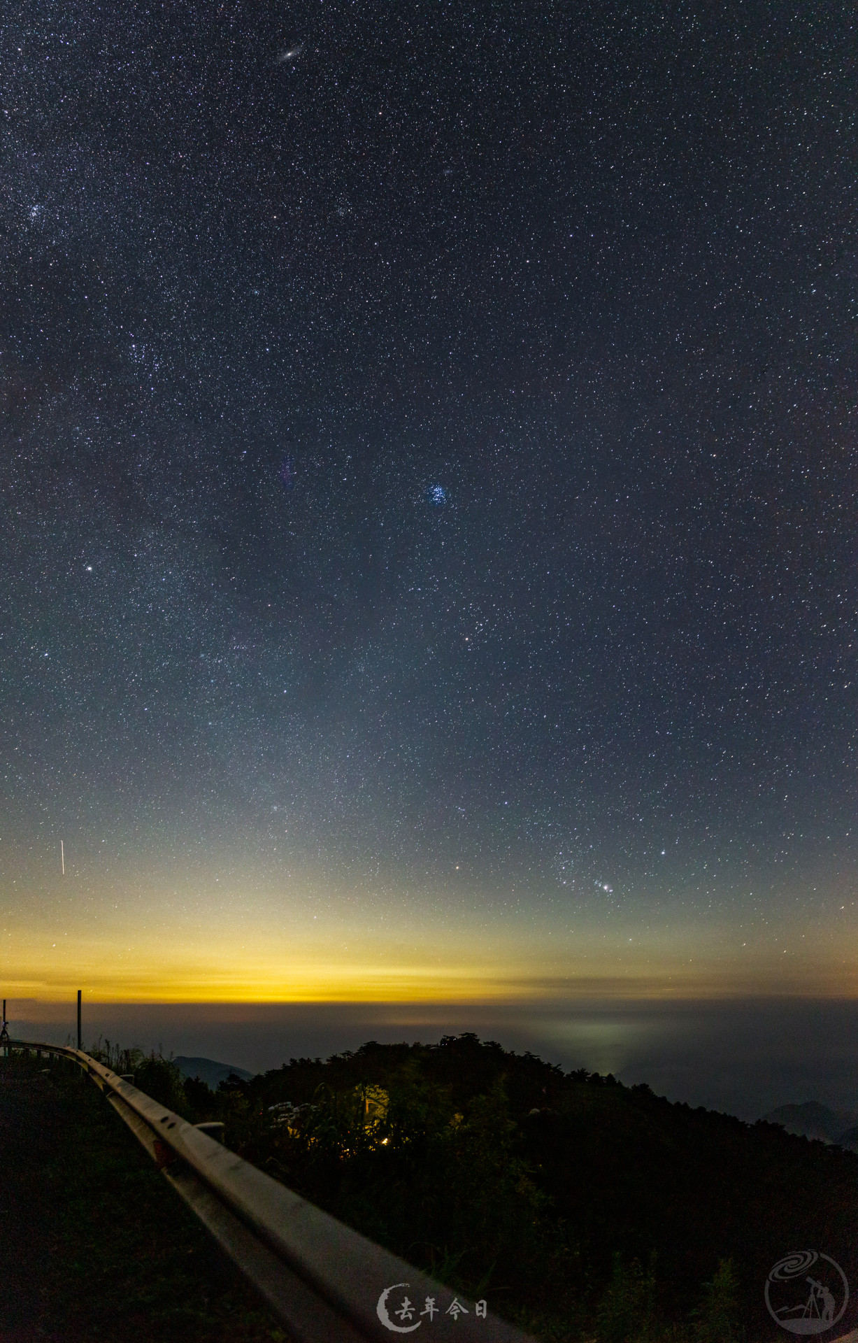 初升的冬季星空