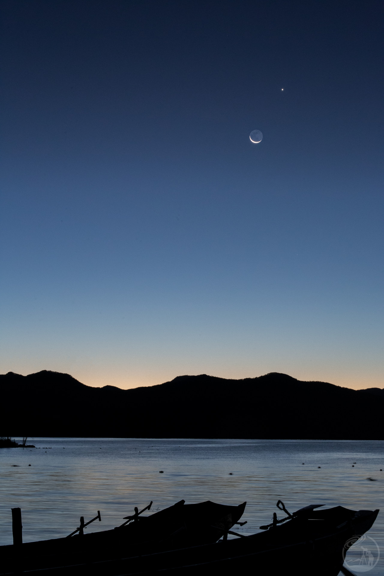 星垂平野阔，月涌大江流