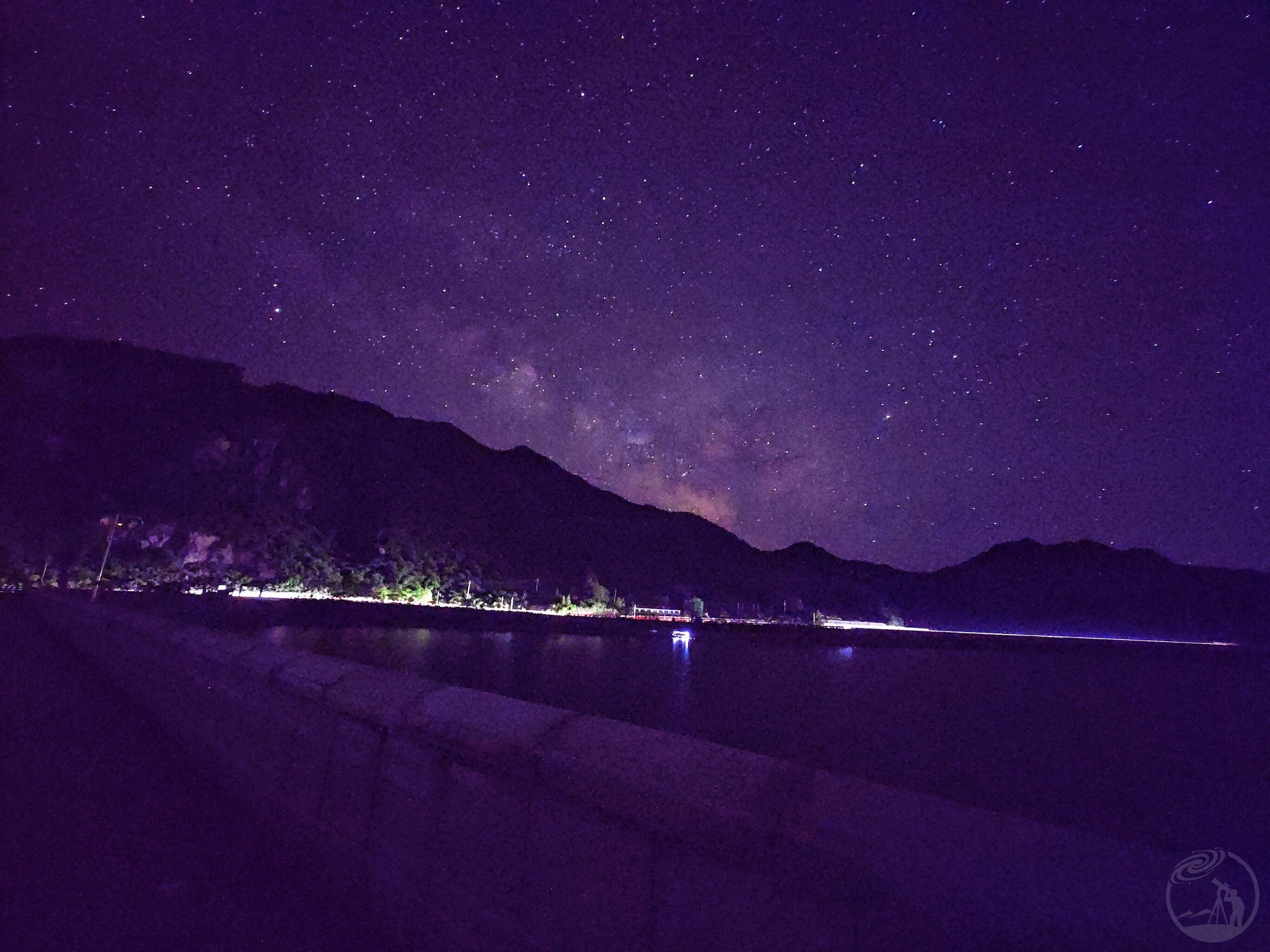 银河从山后升起