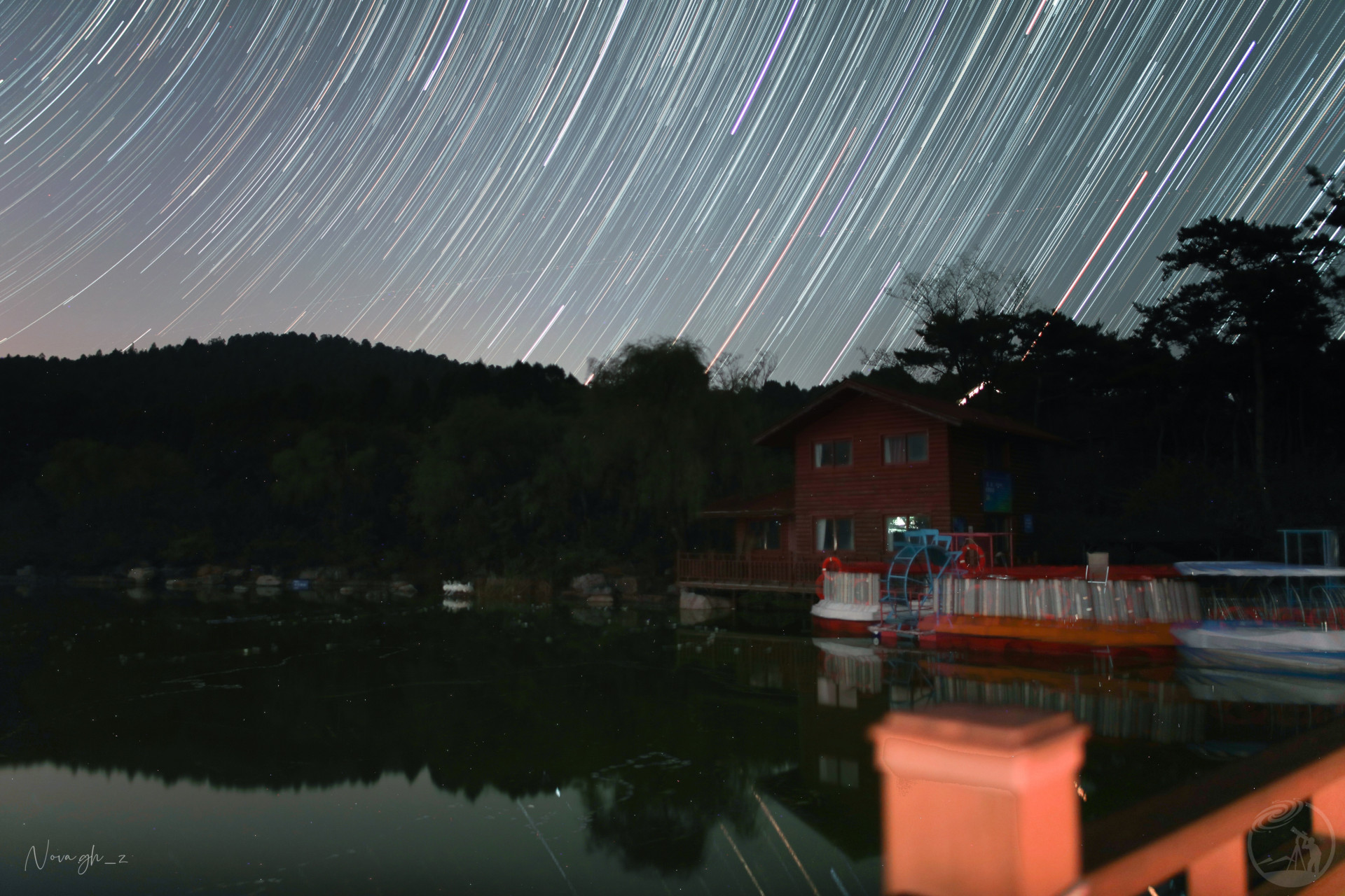 湖边的星轨