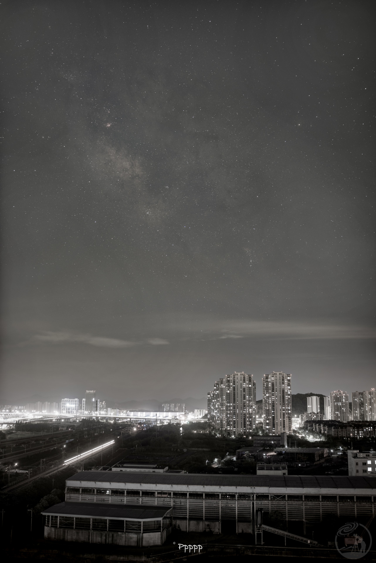 远处是万家灯火，也是星河璀璨