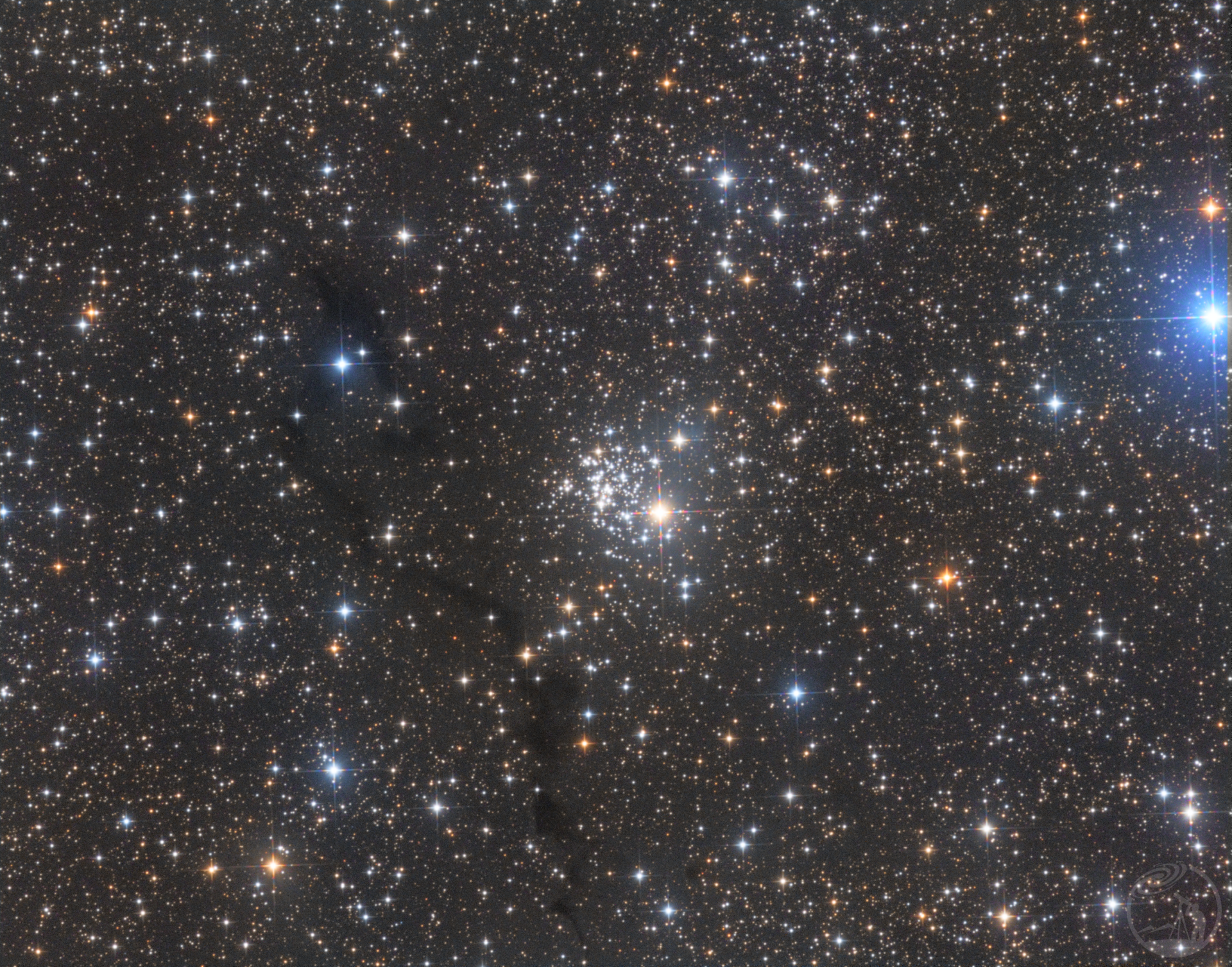 NGC654星团和附近的暗星云
