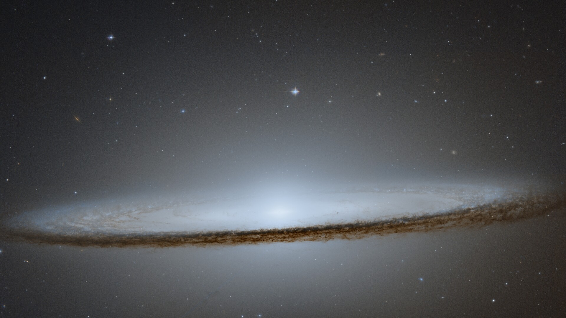 M104草帽星系（HST）