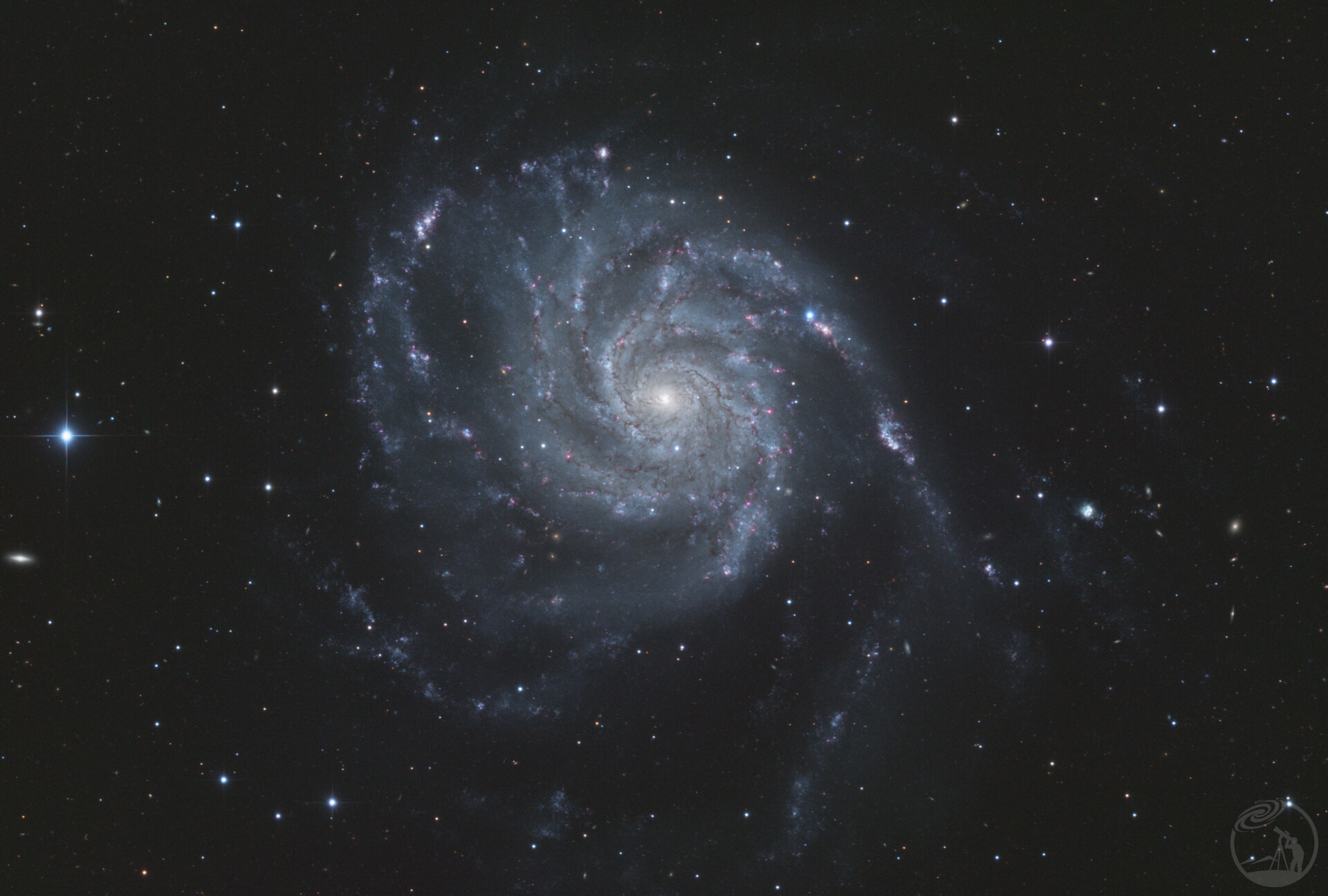 M101悬臂上闪耀的超新星