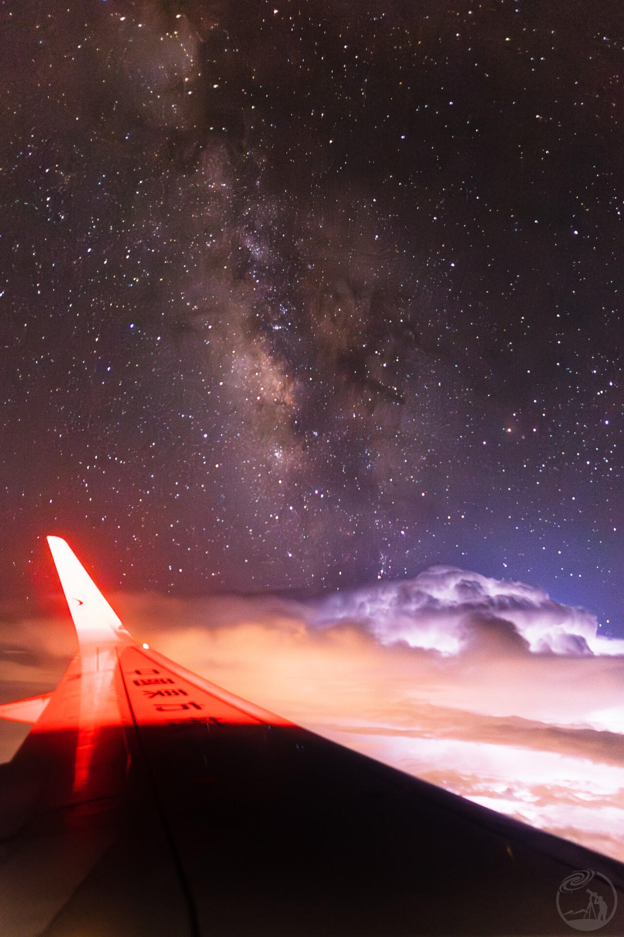 飞机上的银河与雷暴