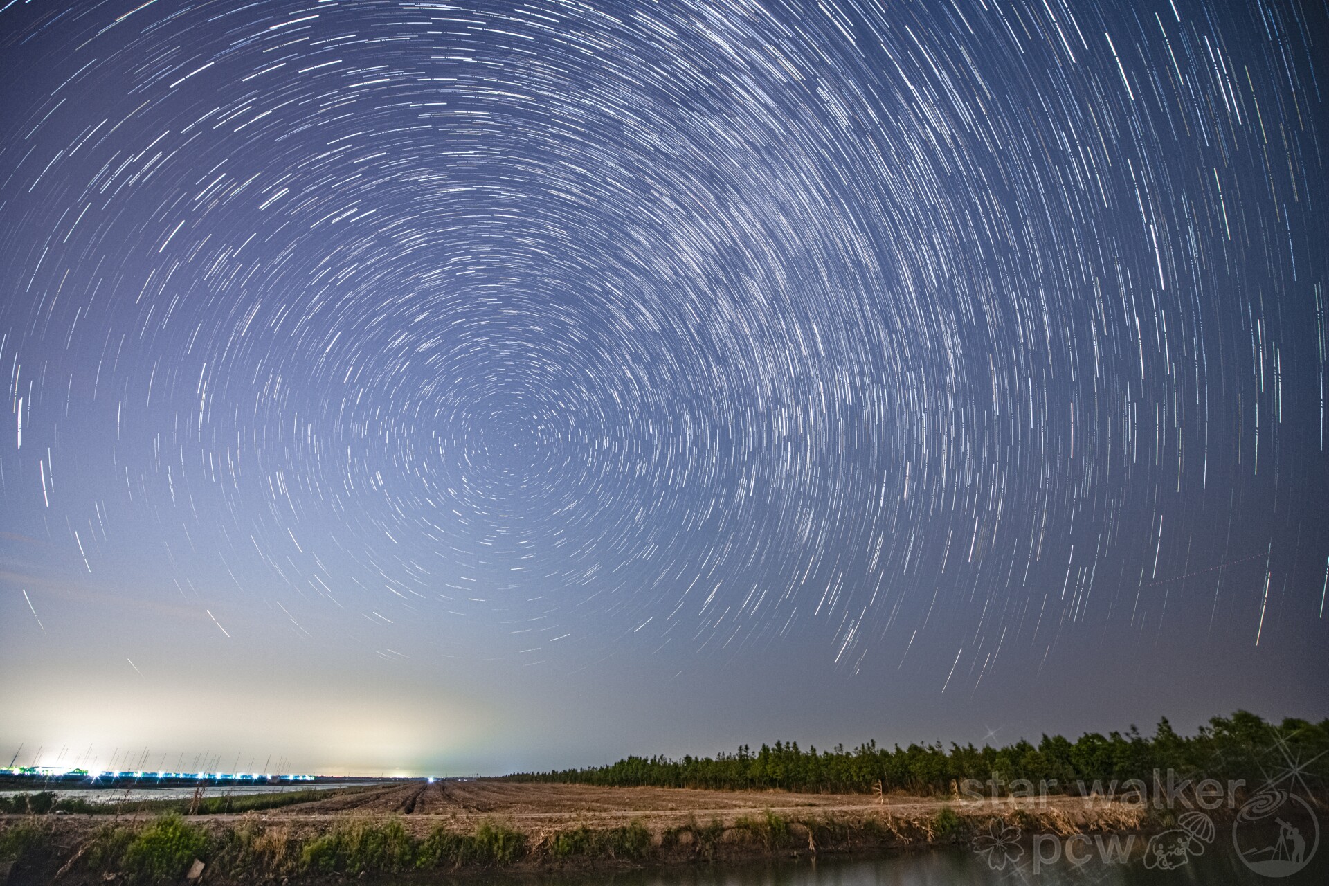 夜空下的星轨
