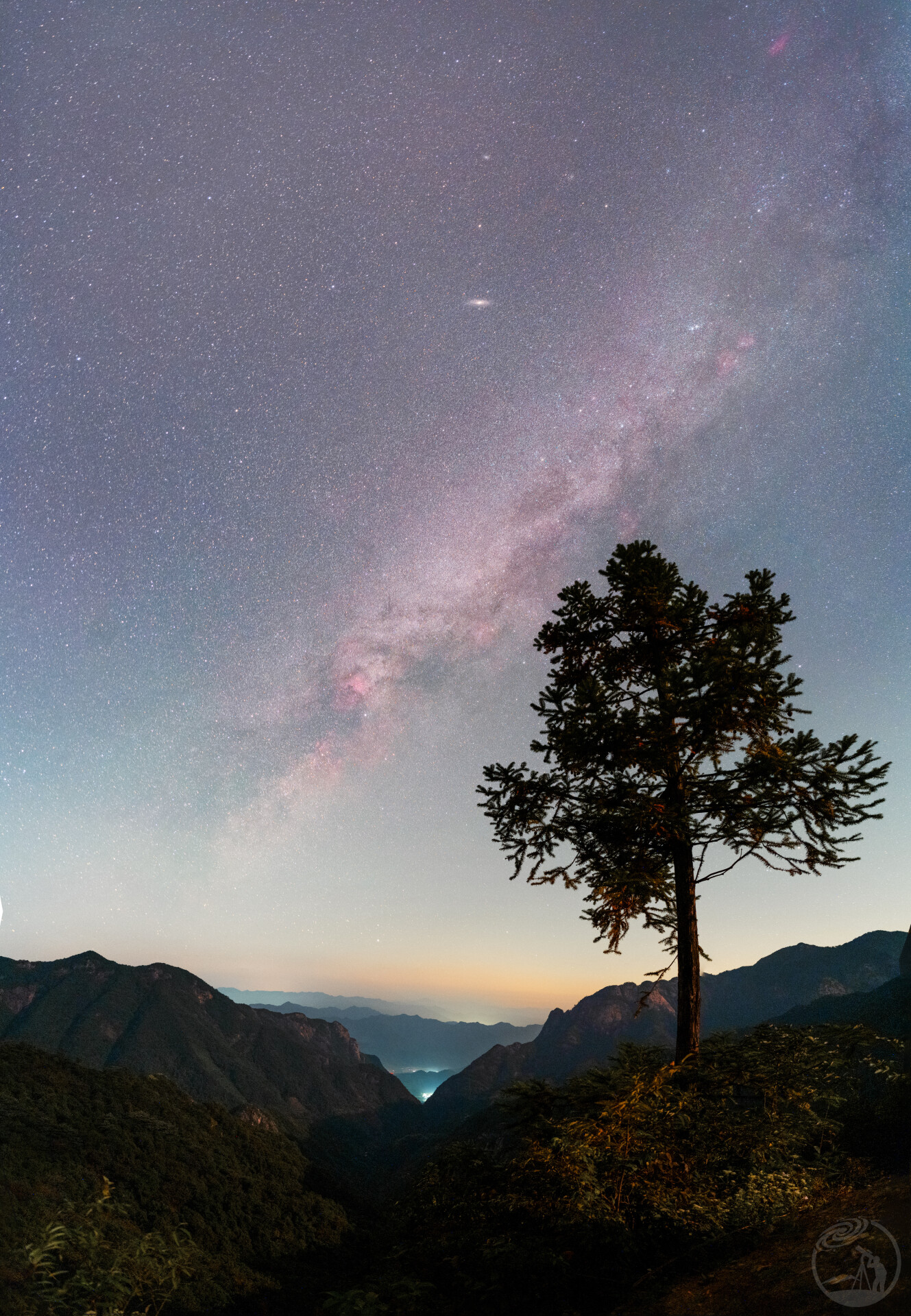 峡谷上方的银河