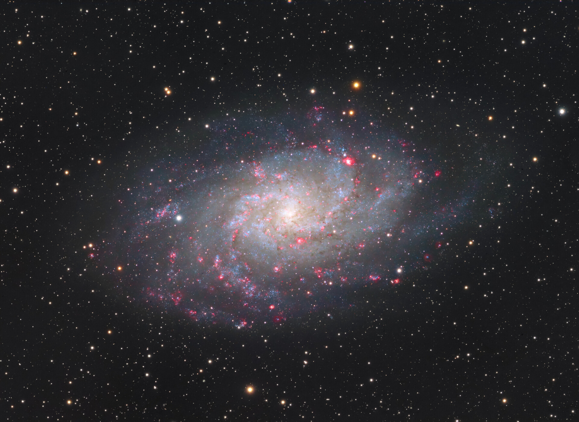 M33 三角座星系上的发射星云