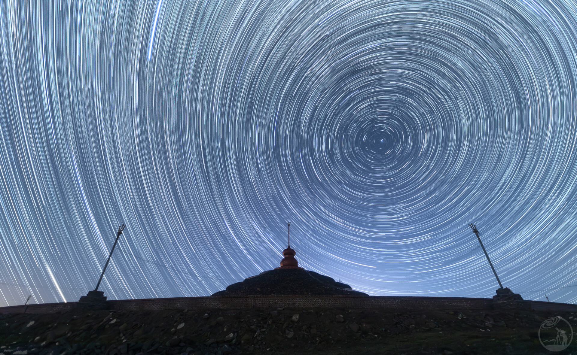 星空流转下的敖包