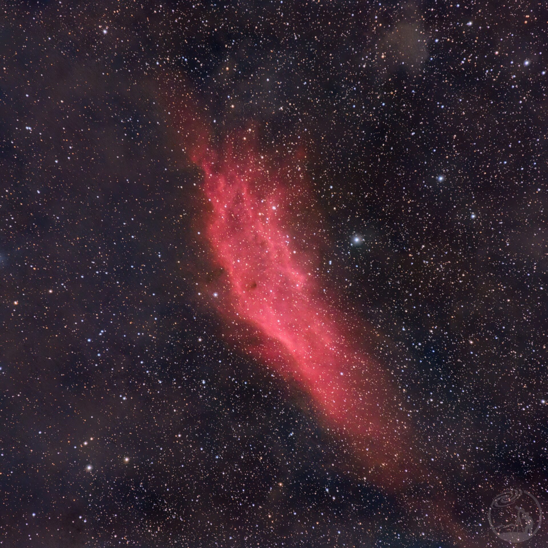 夜空中的红色裂隙：加州星云