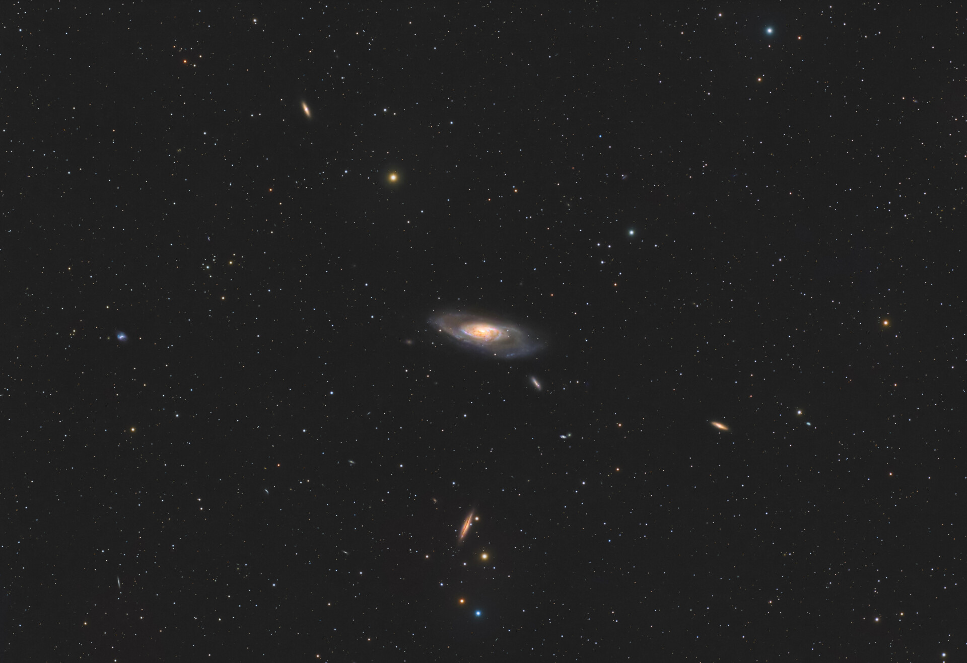 M106与周边的十余个小星系