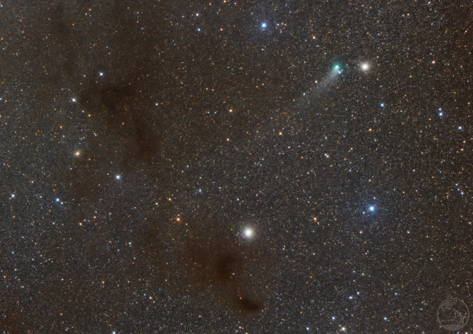 C/2021 S3彗星穿过暗云和星团