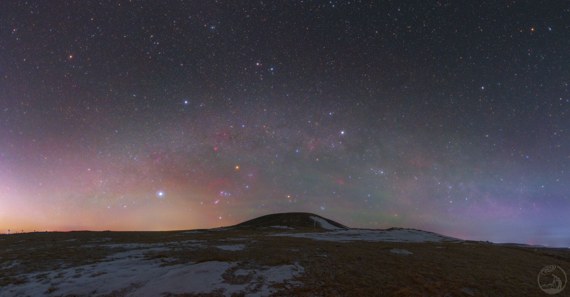 乌兰哈达火山的冬季银河