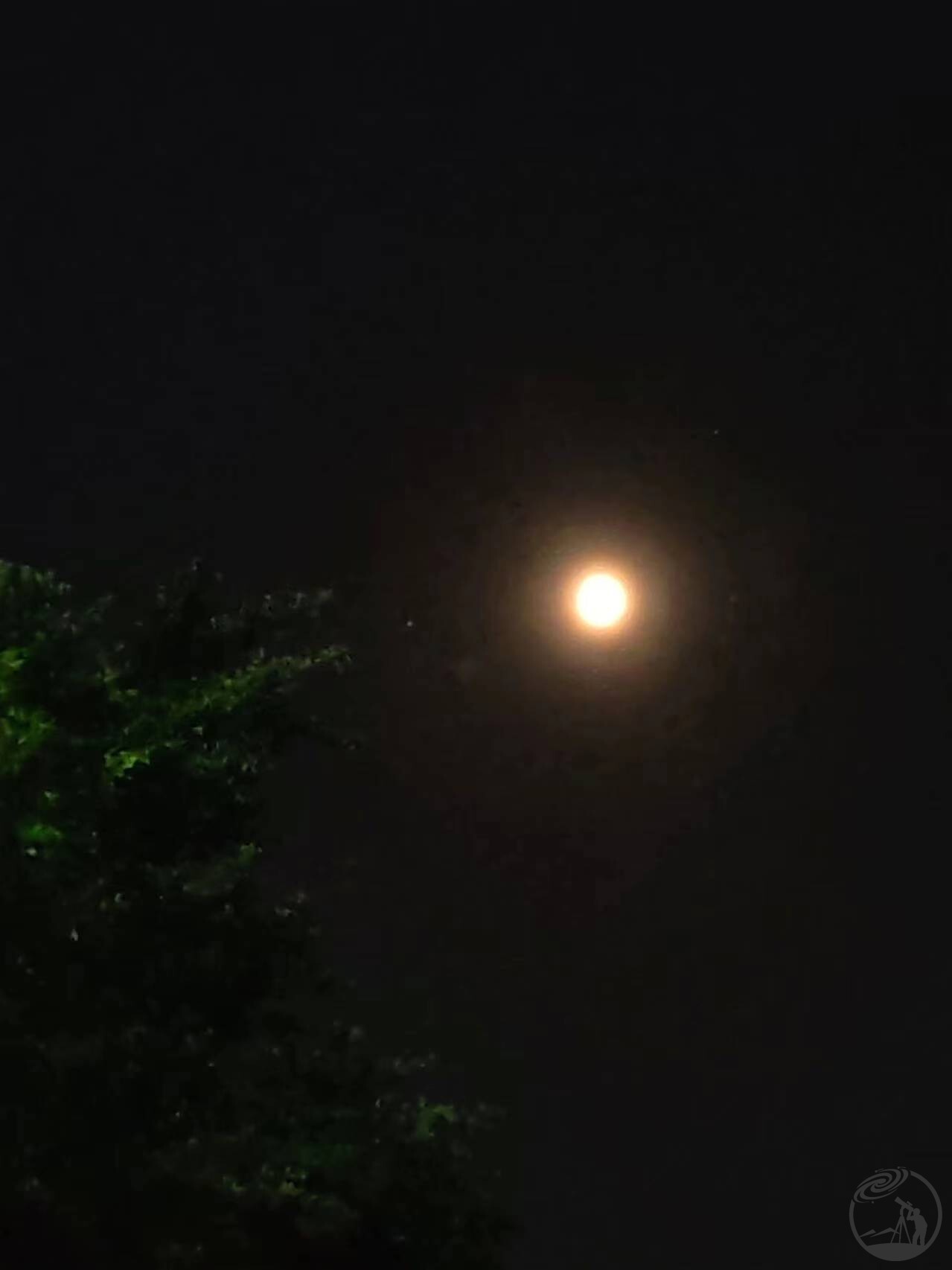 明月边的暗淡光环