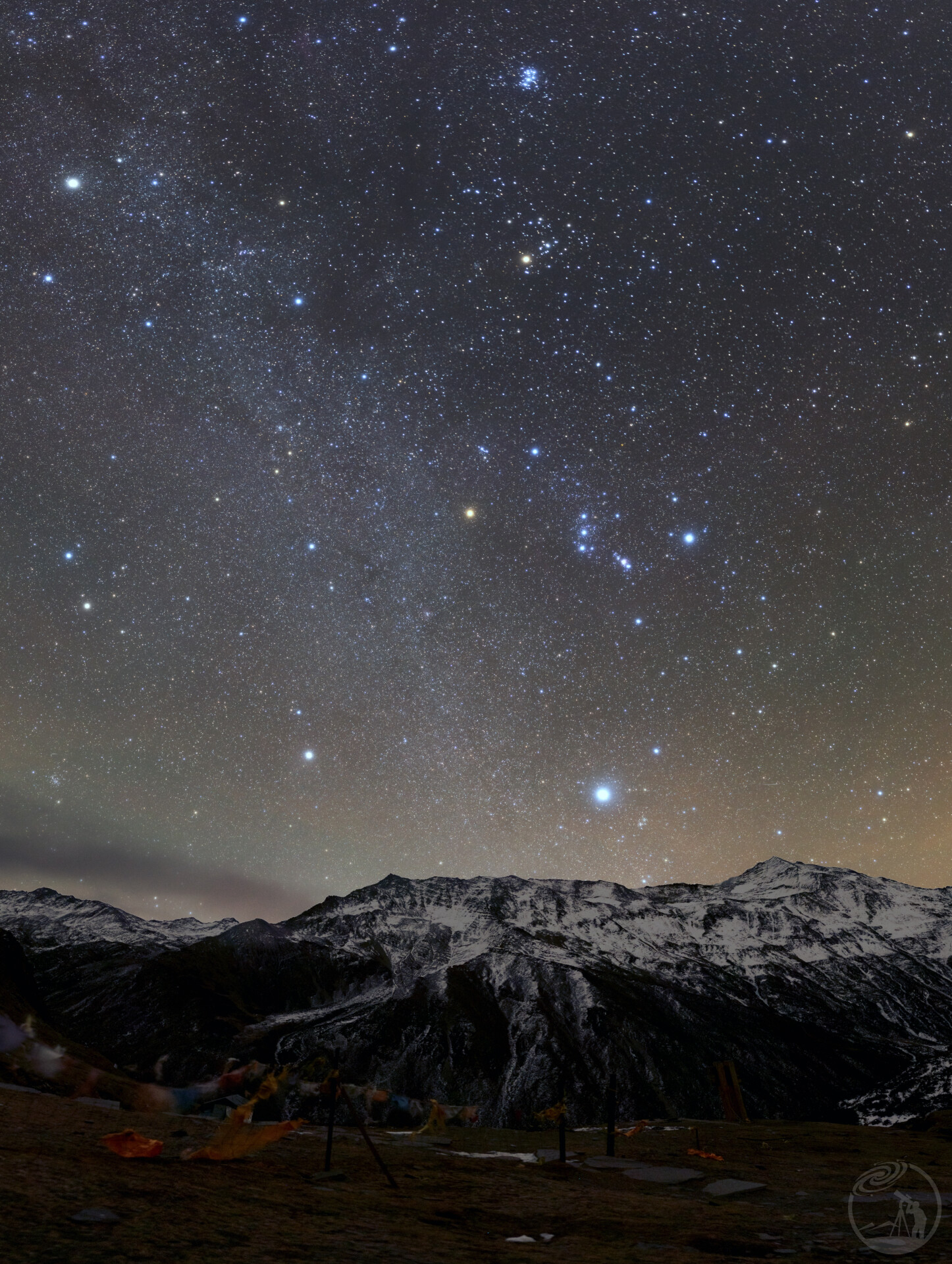 雪山大本营上的冬季星空