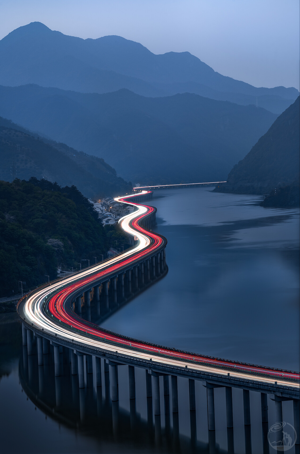 飞龙跃江