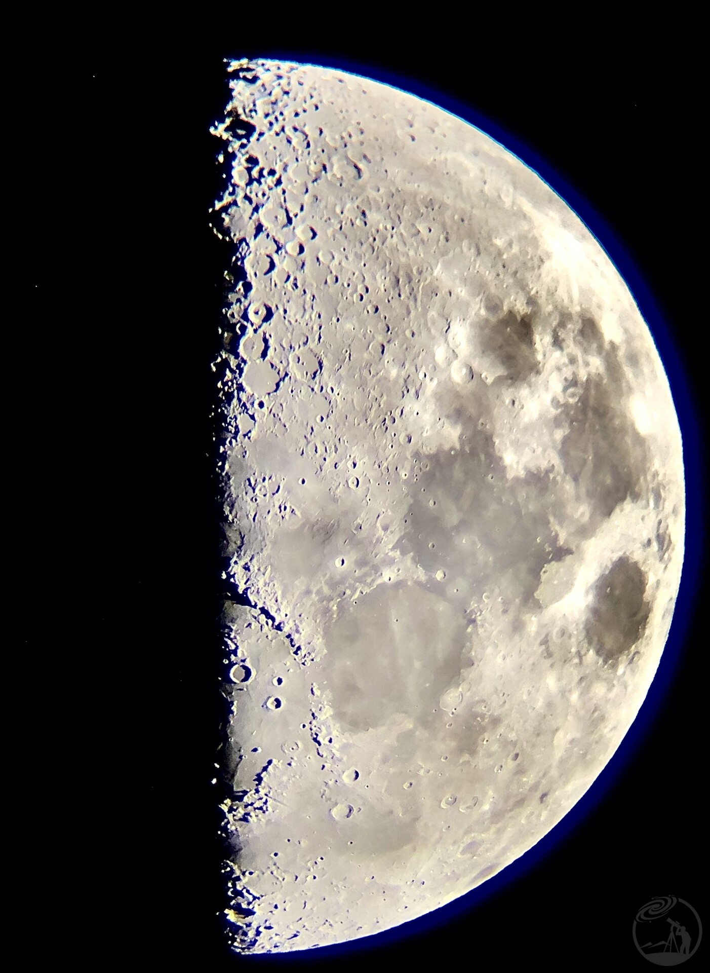 阳台上用手机叠加天文望远镜拍的土星和月亮