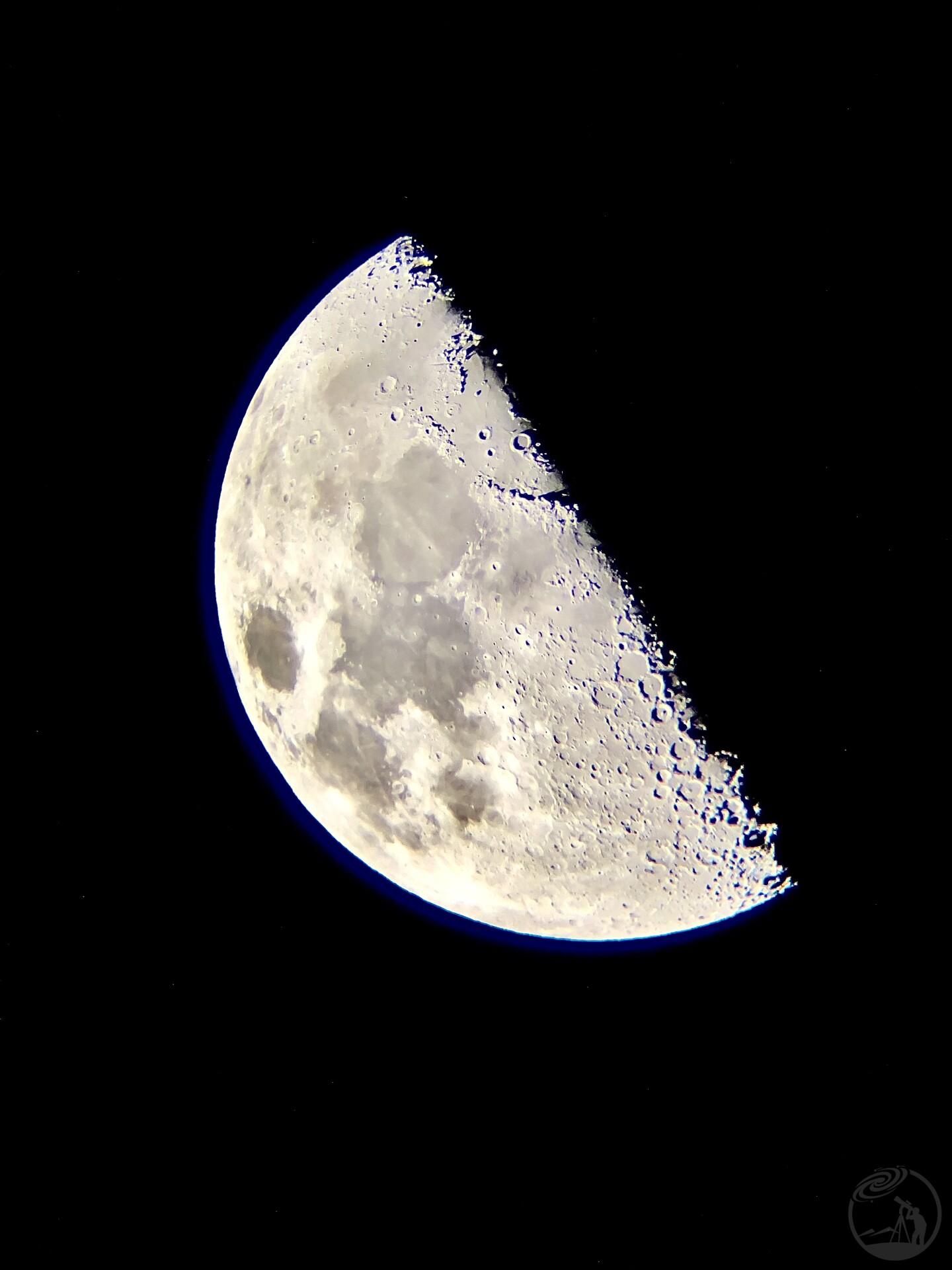 阳台上用手机叠加天文望远镜拍的土星和月亮