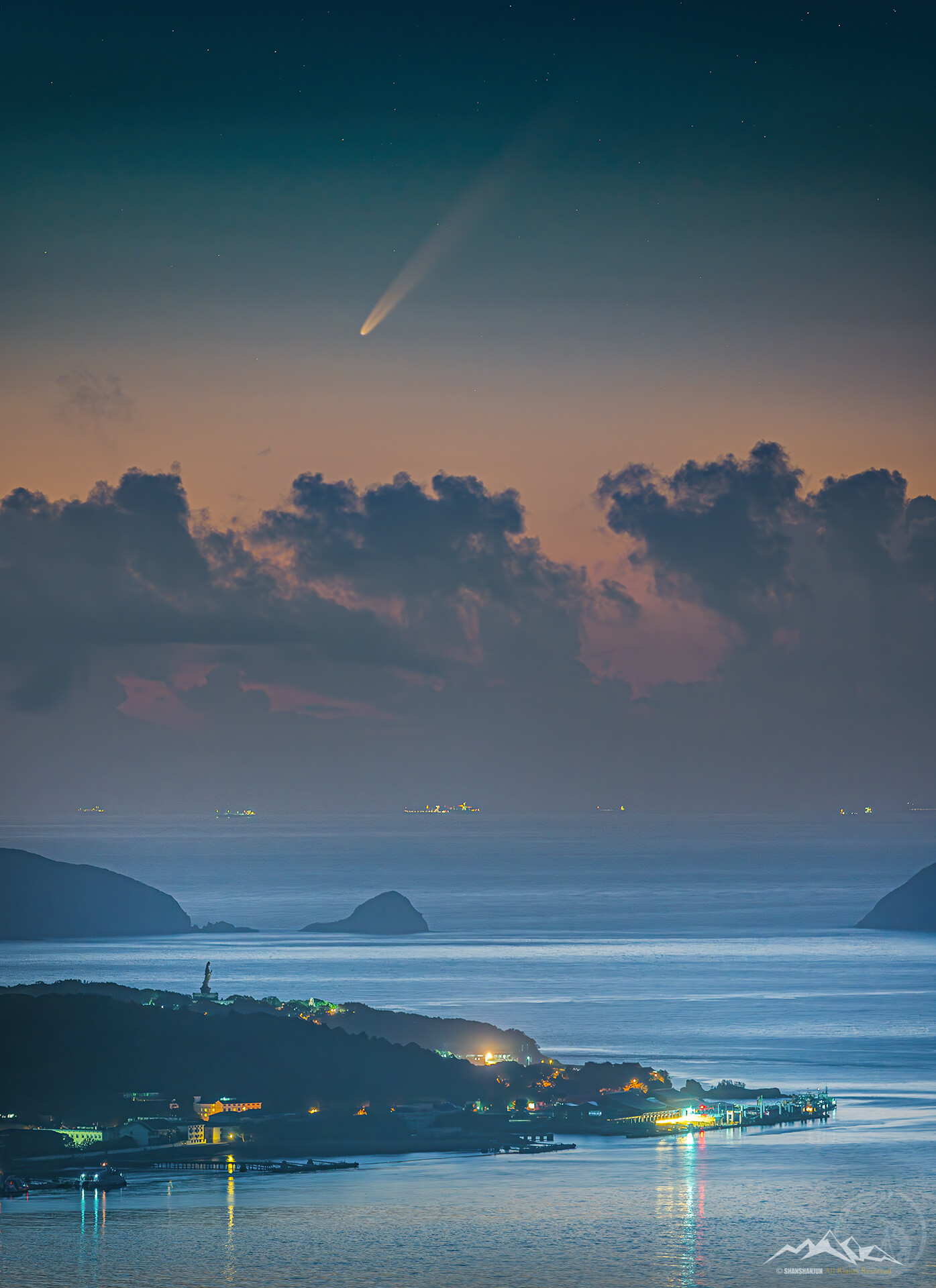 紫金山彗星与普陀山南海观音同框