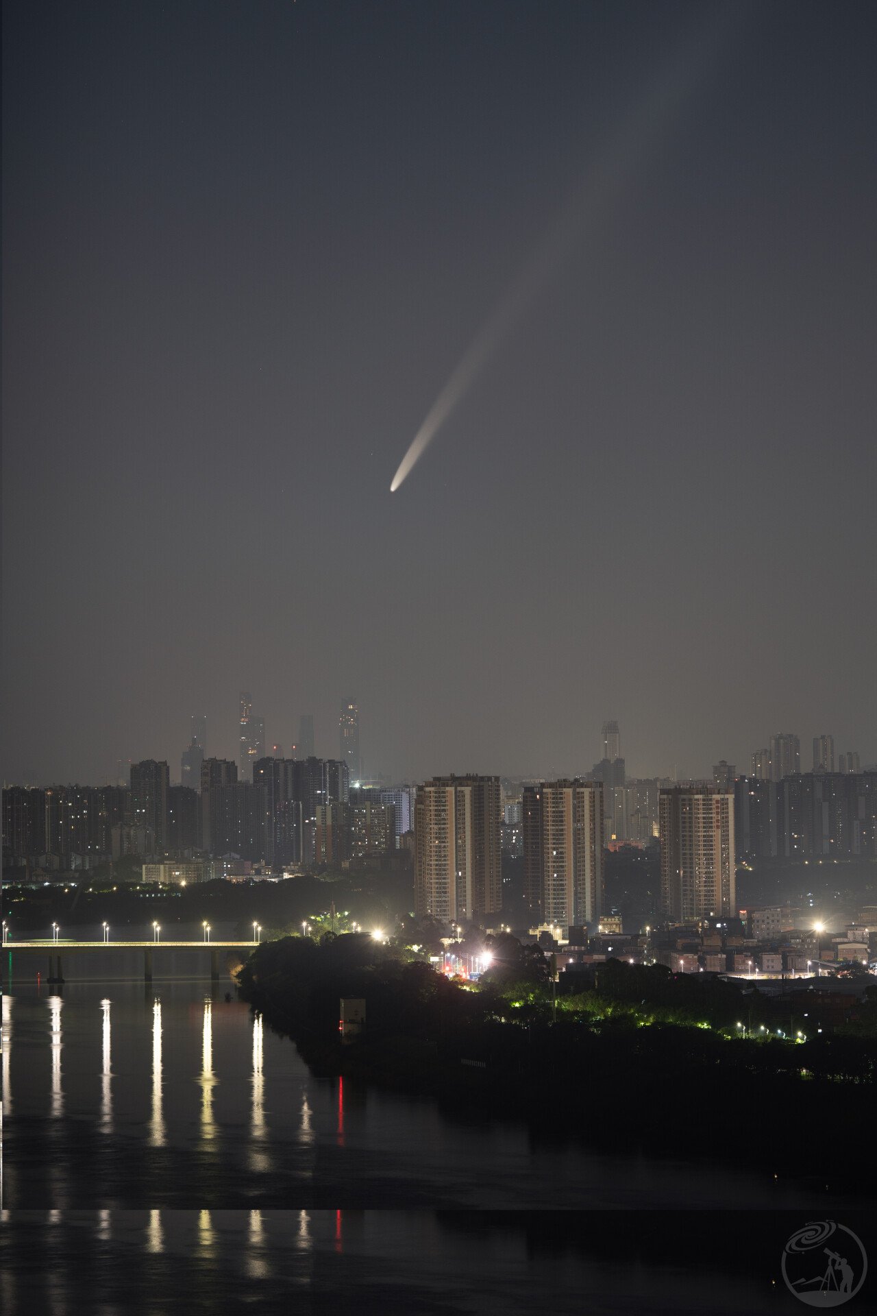 彗星在南宁东盟地标建筑上