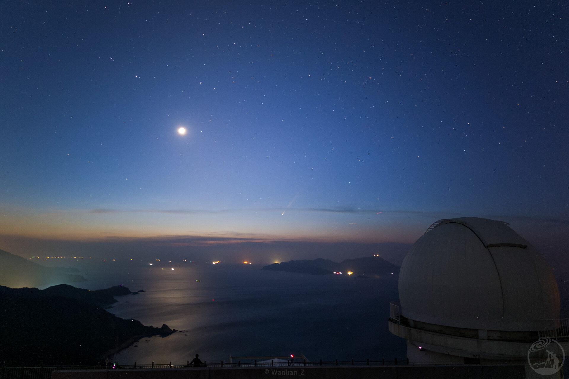 晨光中的彗星与天文圆顶