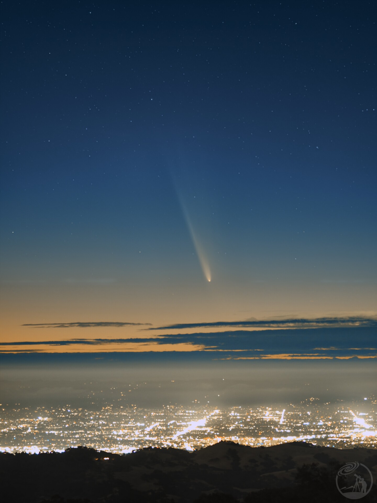 紫金山彗星、薄雾、城市夜景