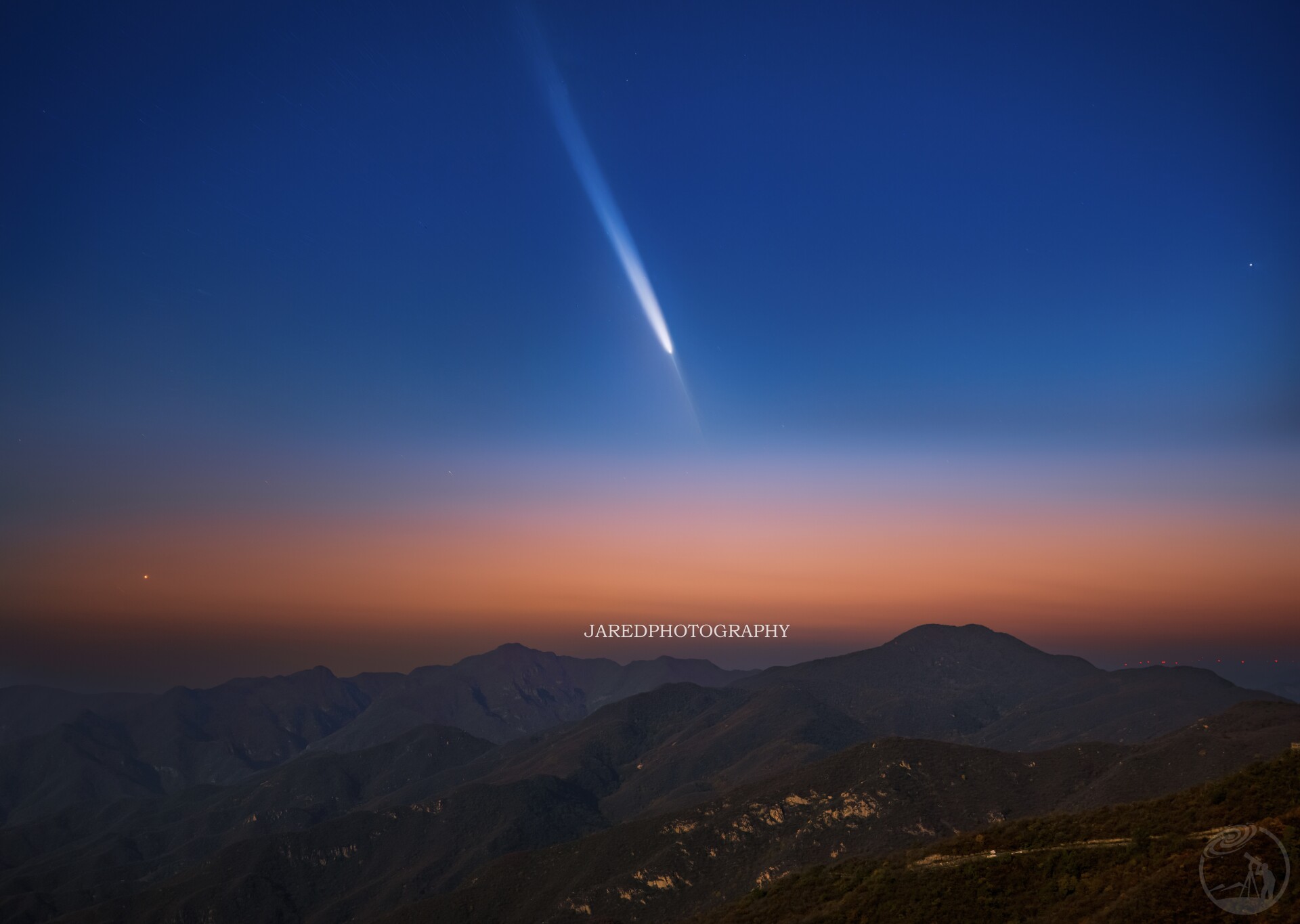 紫金山A3彗星在夕阳余晖中独舞