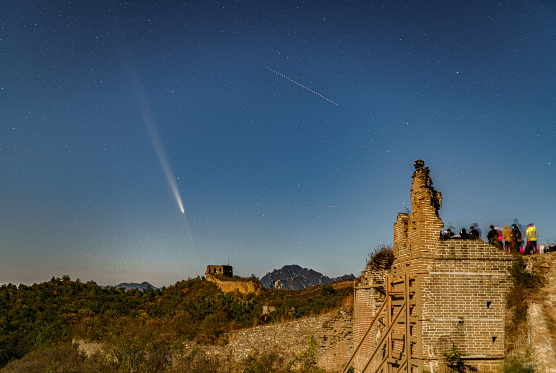 紫金山彗星与蟠龙山长城