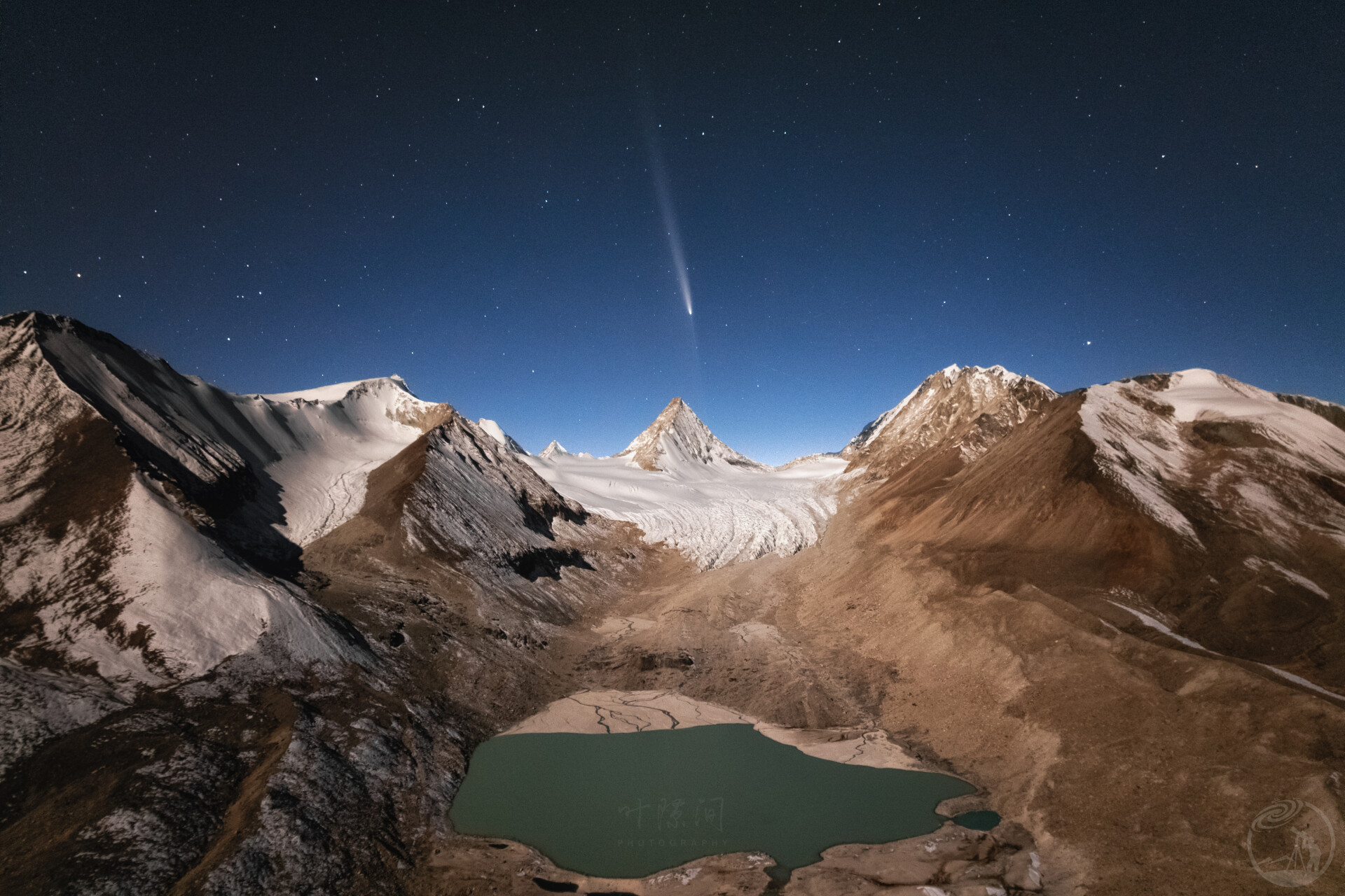 在空中看彗星掠过普拉喜琼（国王峰）