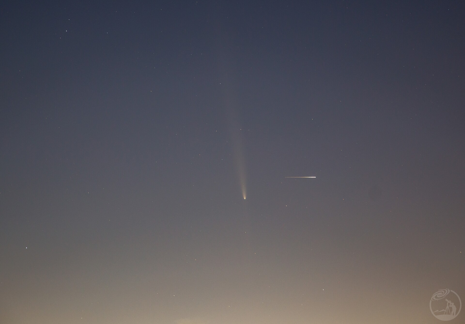 10月15日紫金山彗星和流星同框