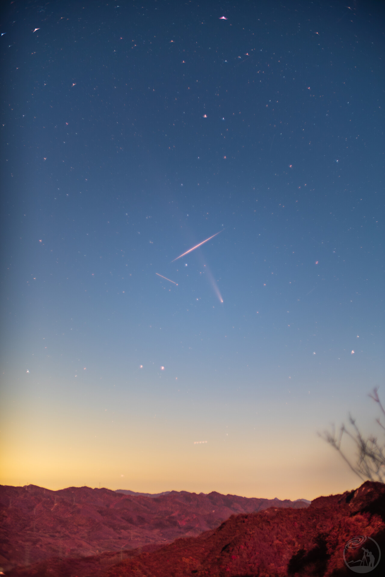 紫金山彗星+猎户座流星雨+卫星+银河 互相同框