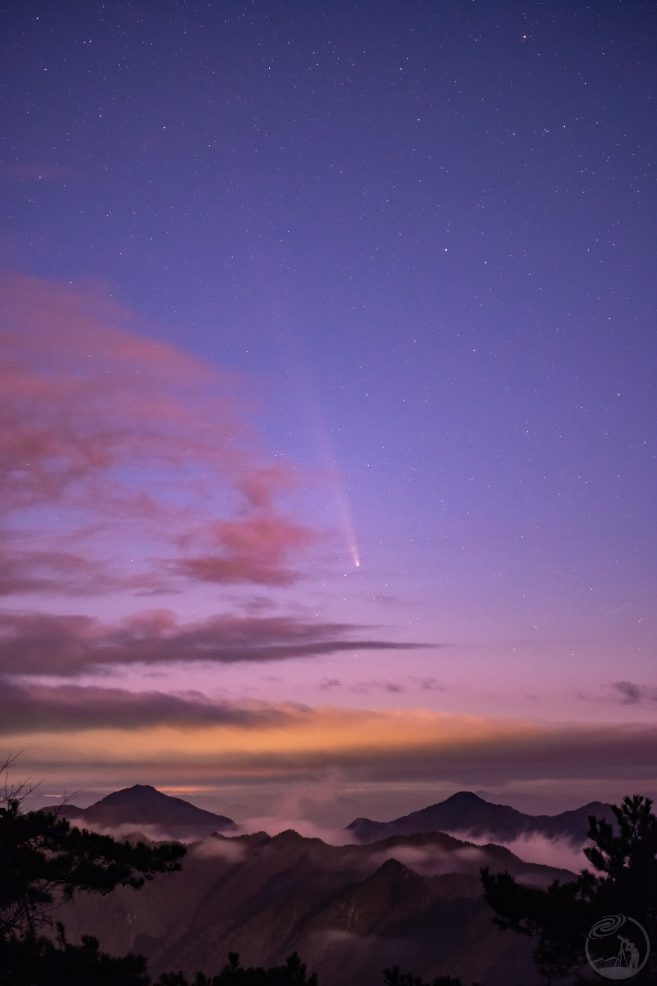 紫金山彗星和云海