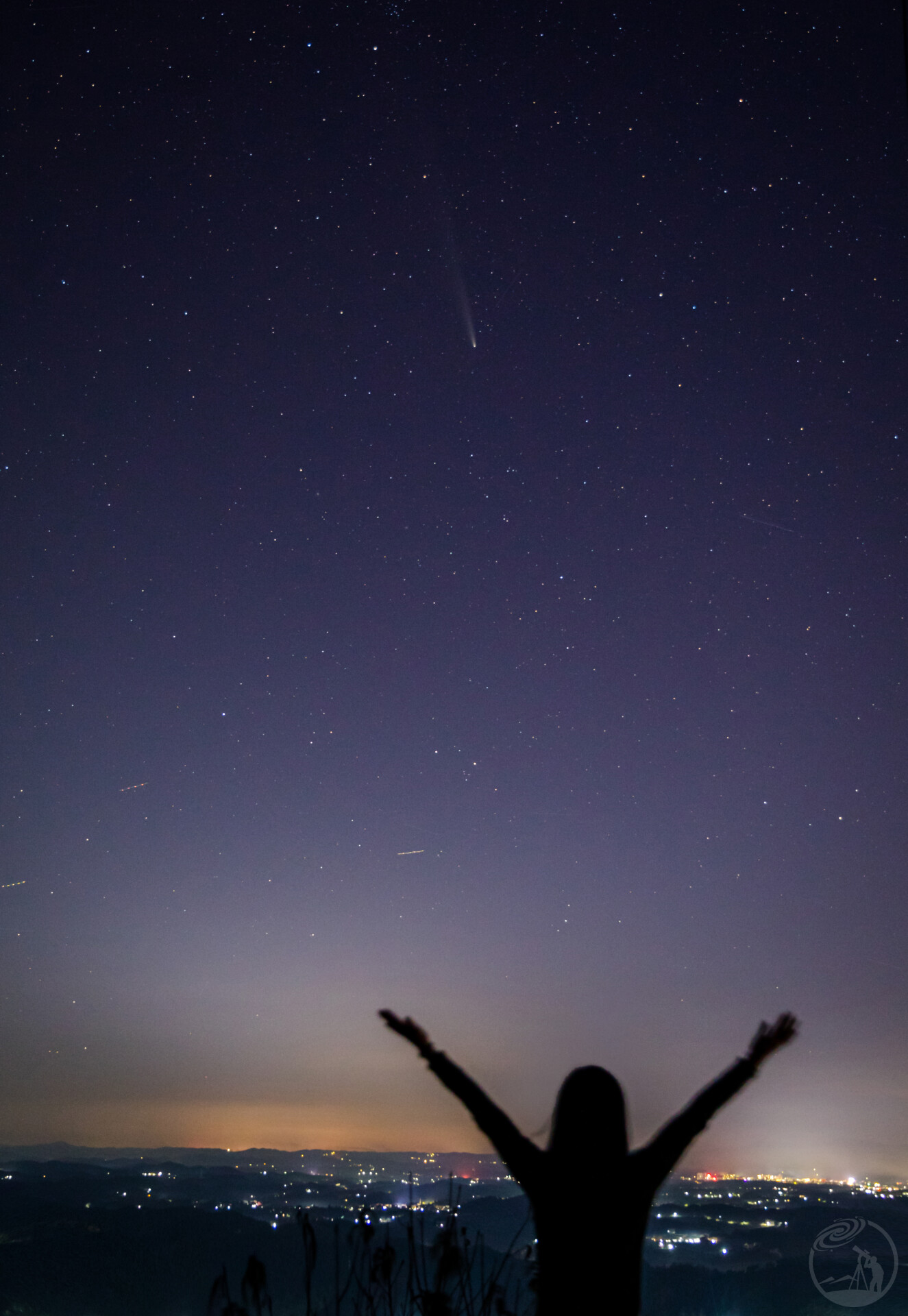 仙神寨山上告别阿特拉斯彗星