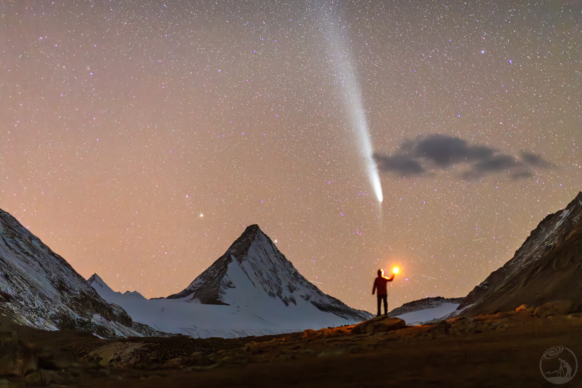 国王峰上的紫金山阿特拉斯彗星