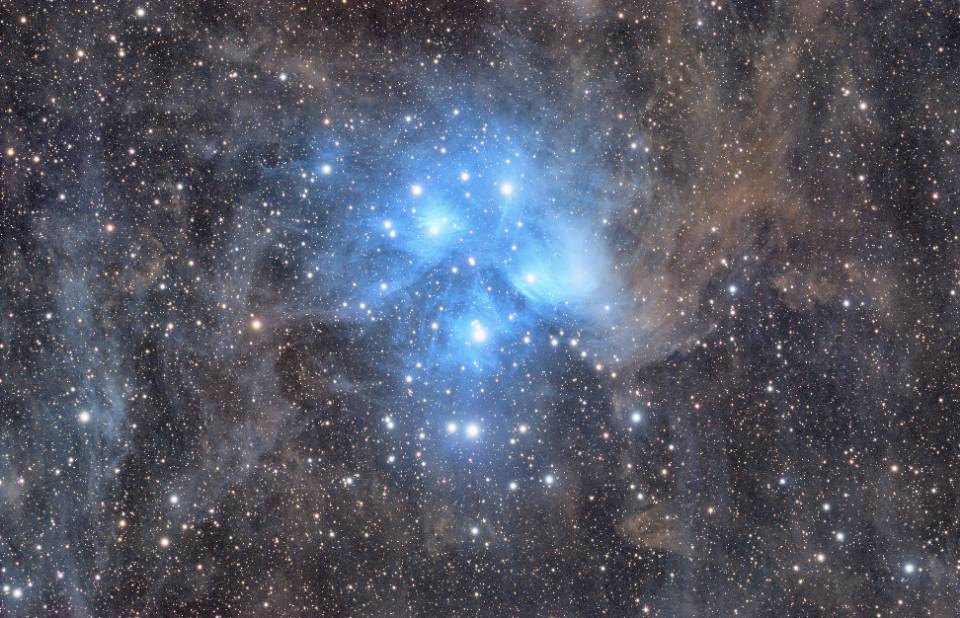 云雾缭绕的昴星团