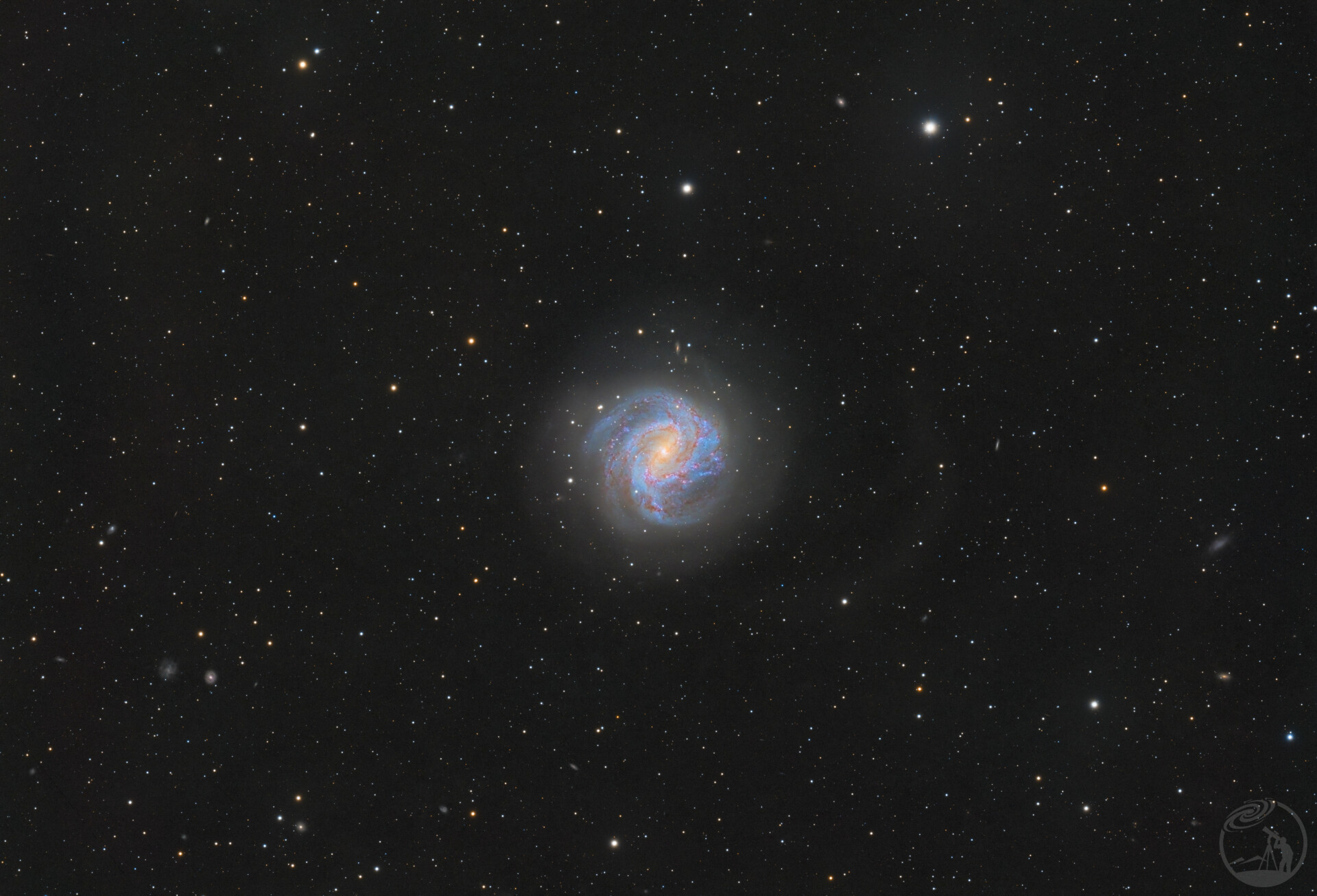 M83千红宝石星系与潮汐尾