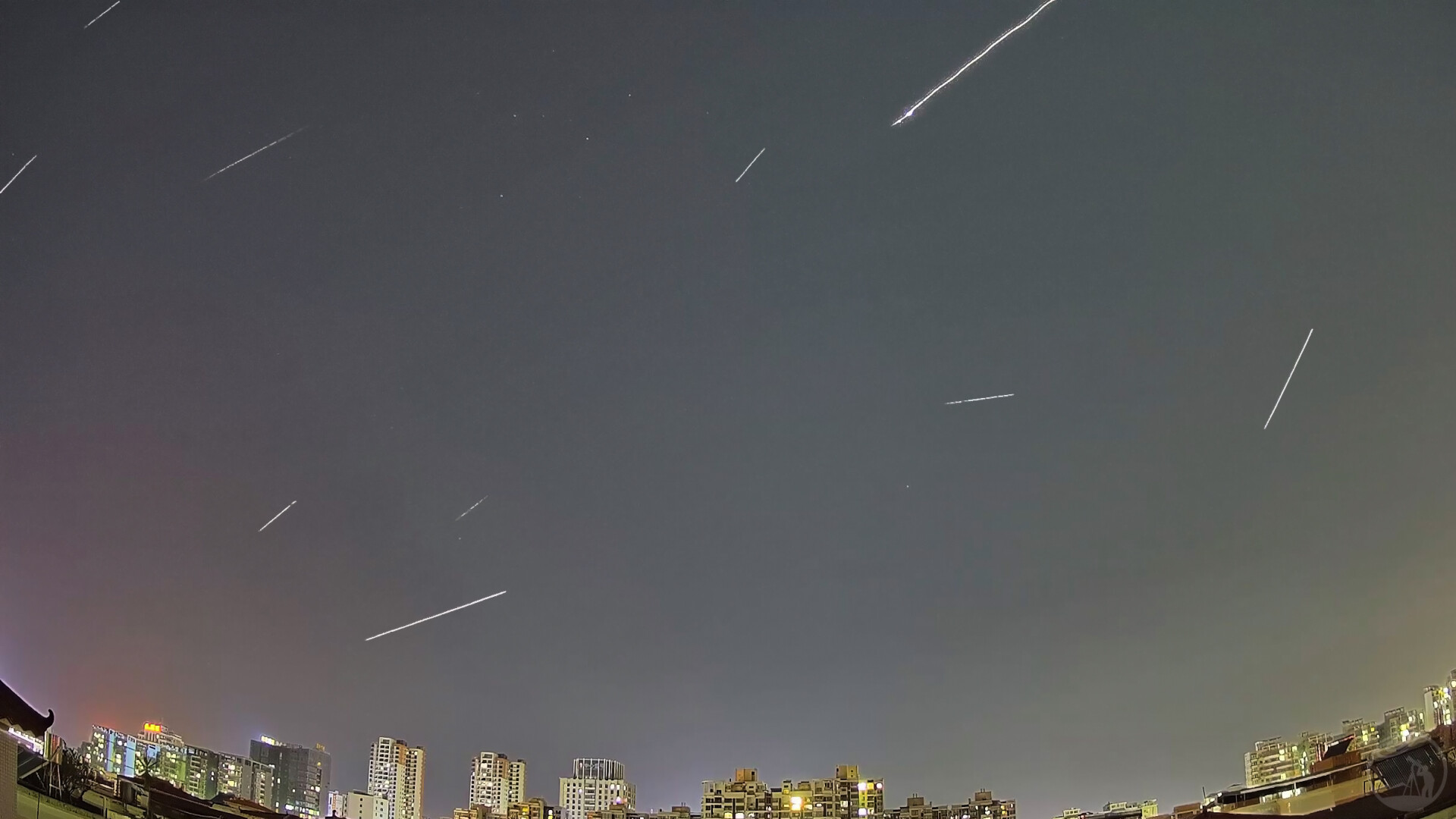 城市上空的双子座流星雨
