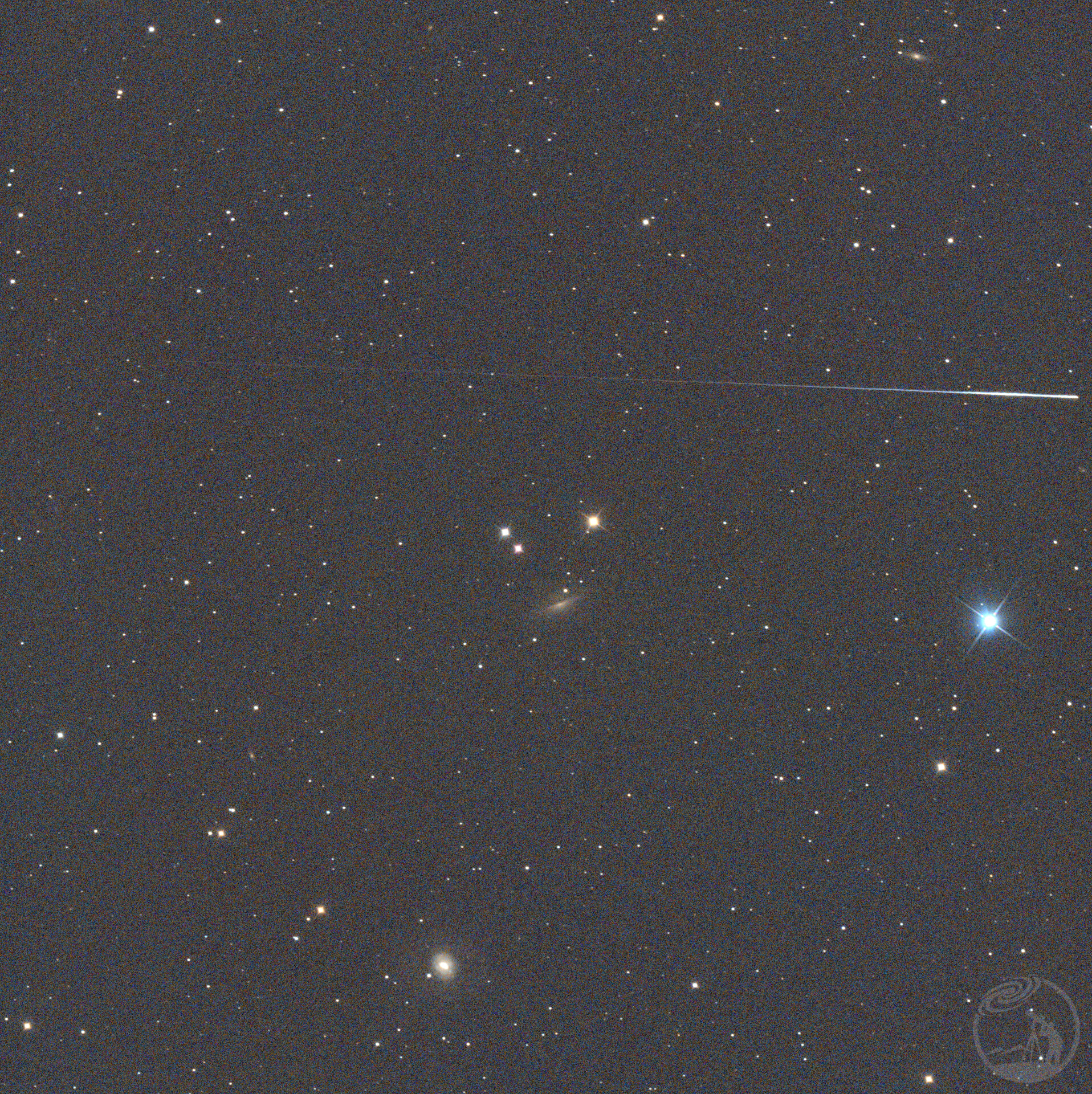 流星划过ngc1055笑脸星系