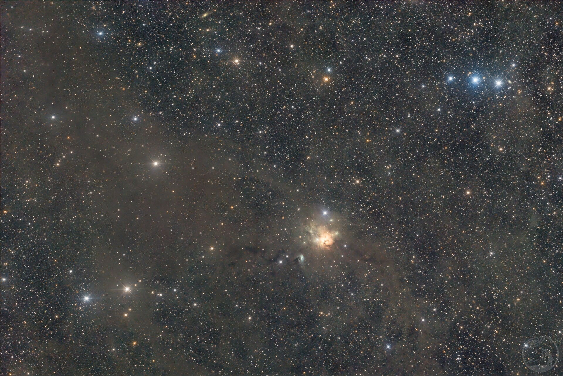 NGC 1579 周围的暗星云