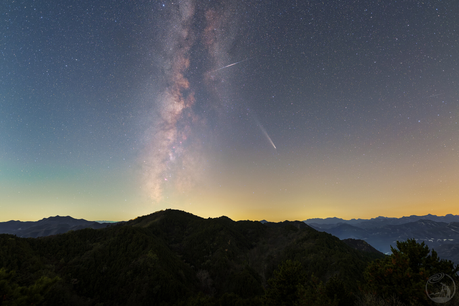 紫金山彗星、狮子座流星雨和夏季银河同框