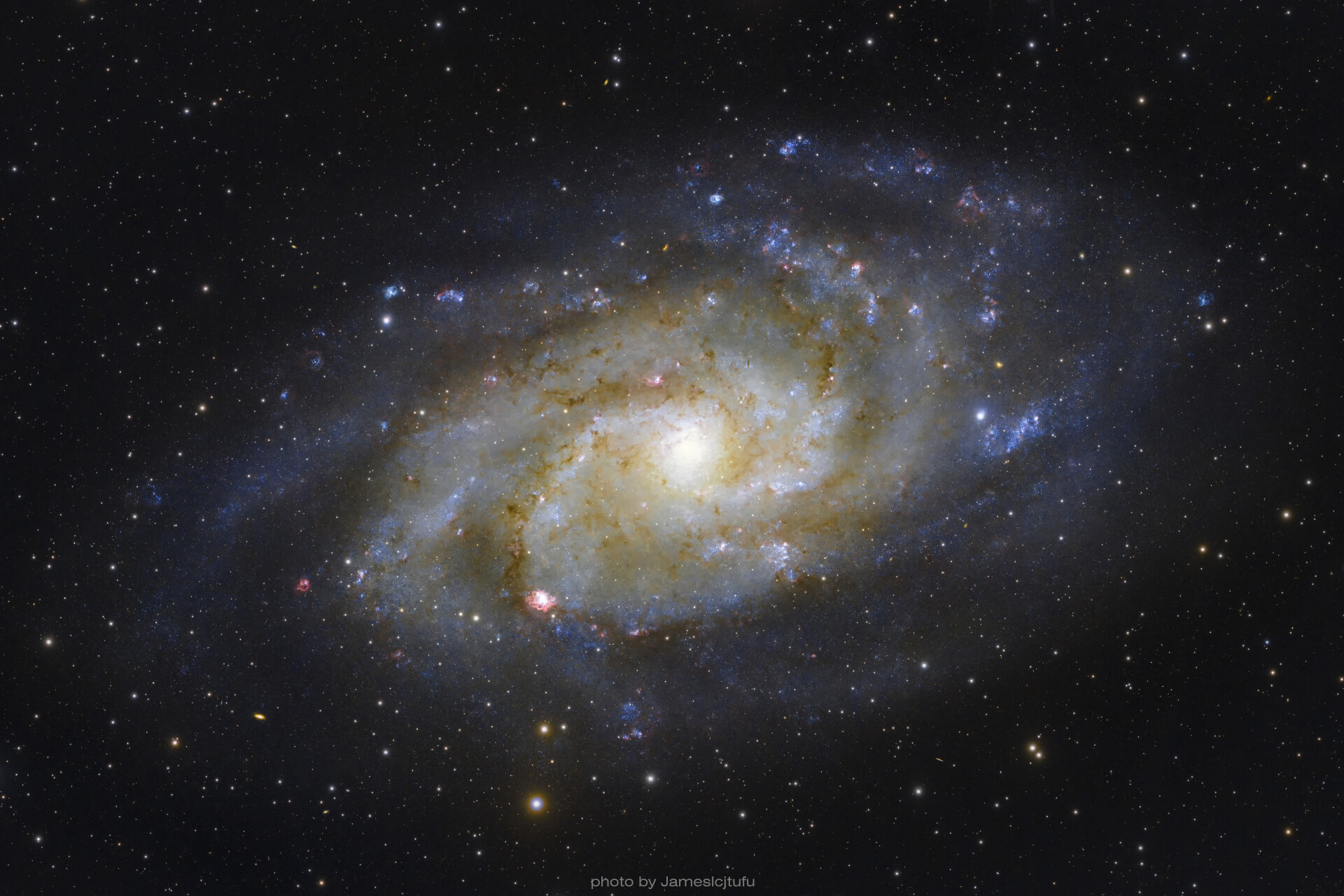 M33三角座星系