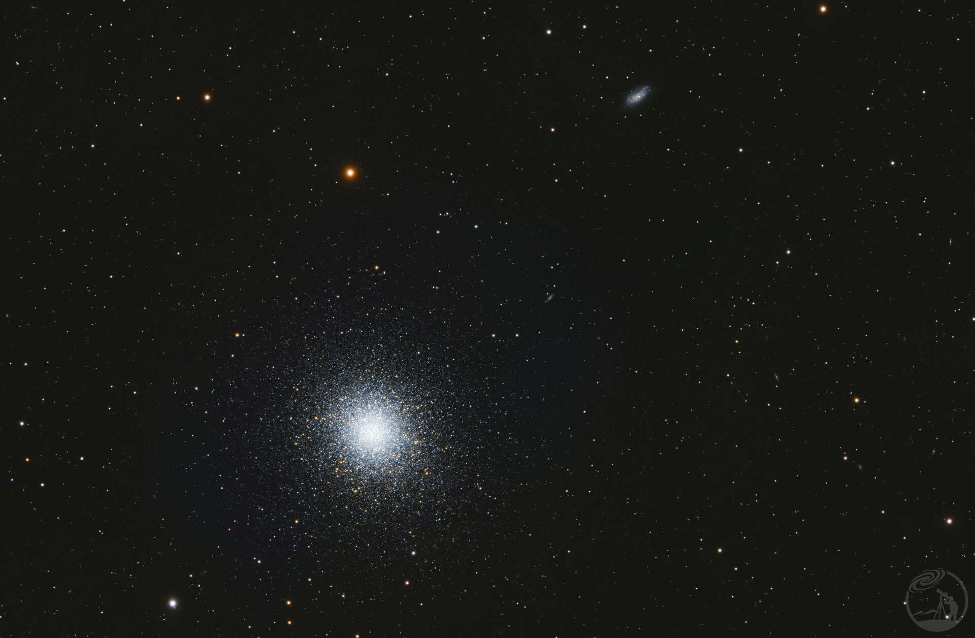武仙座球状星团和它对面的小星系