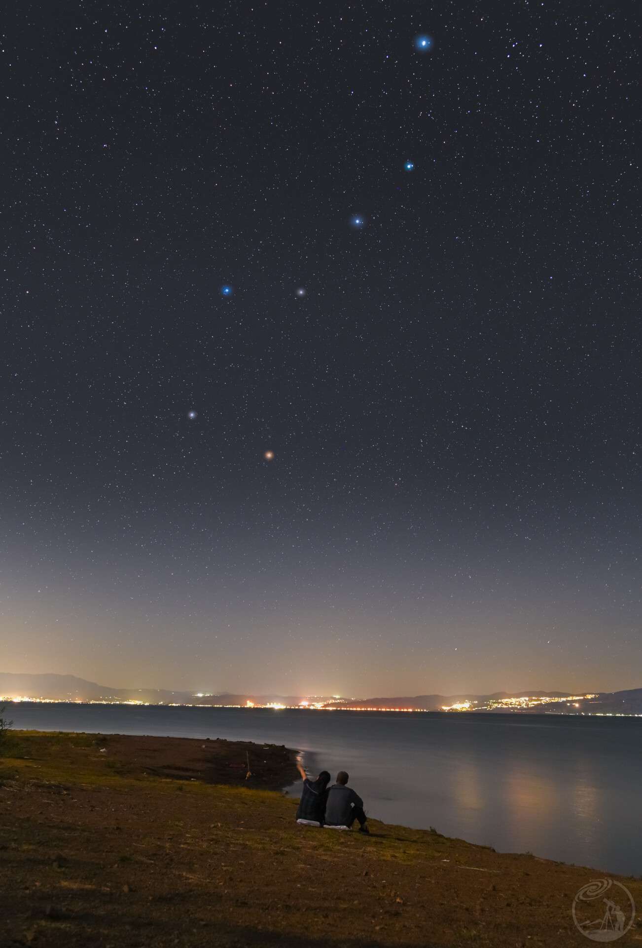 星垂平野阔 ，月涌大江流