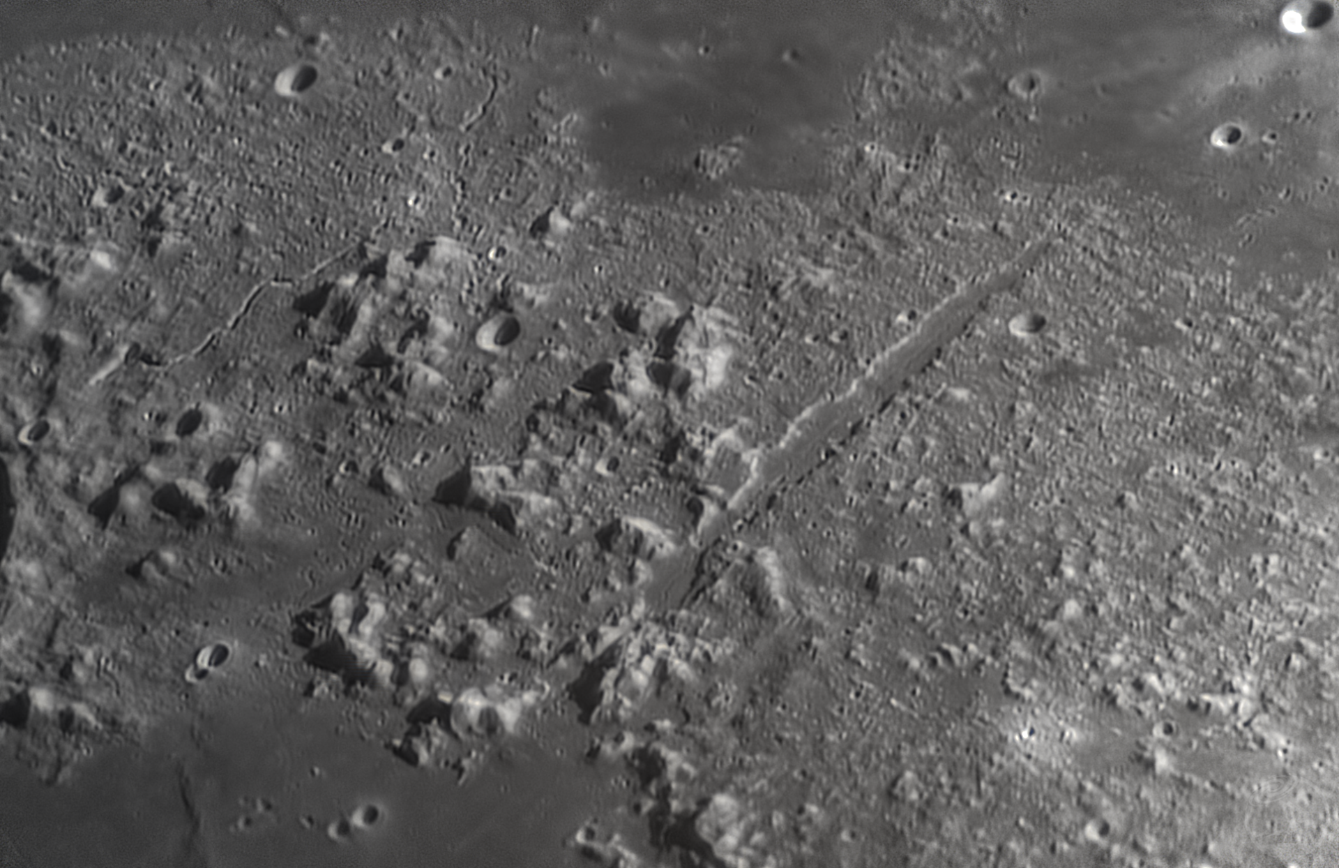 阿尔卑斯大峡谷（Vallis Alpes，右）及柏拉图溪（Rimae Plato，左）