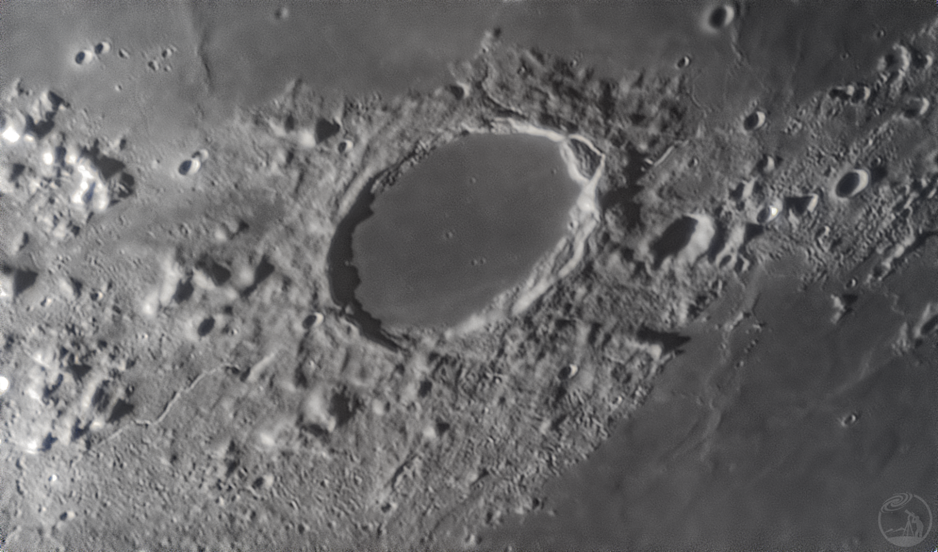 柏拉图环形山（Plato，中）、雨海（Mare Imbrium，上）边缘、冷海（Mare Frigo