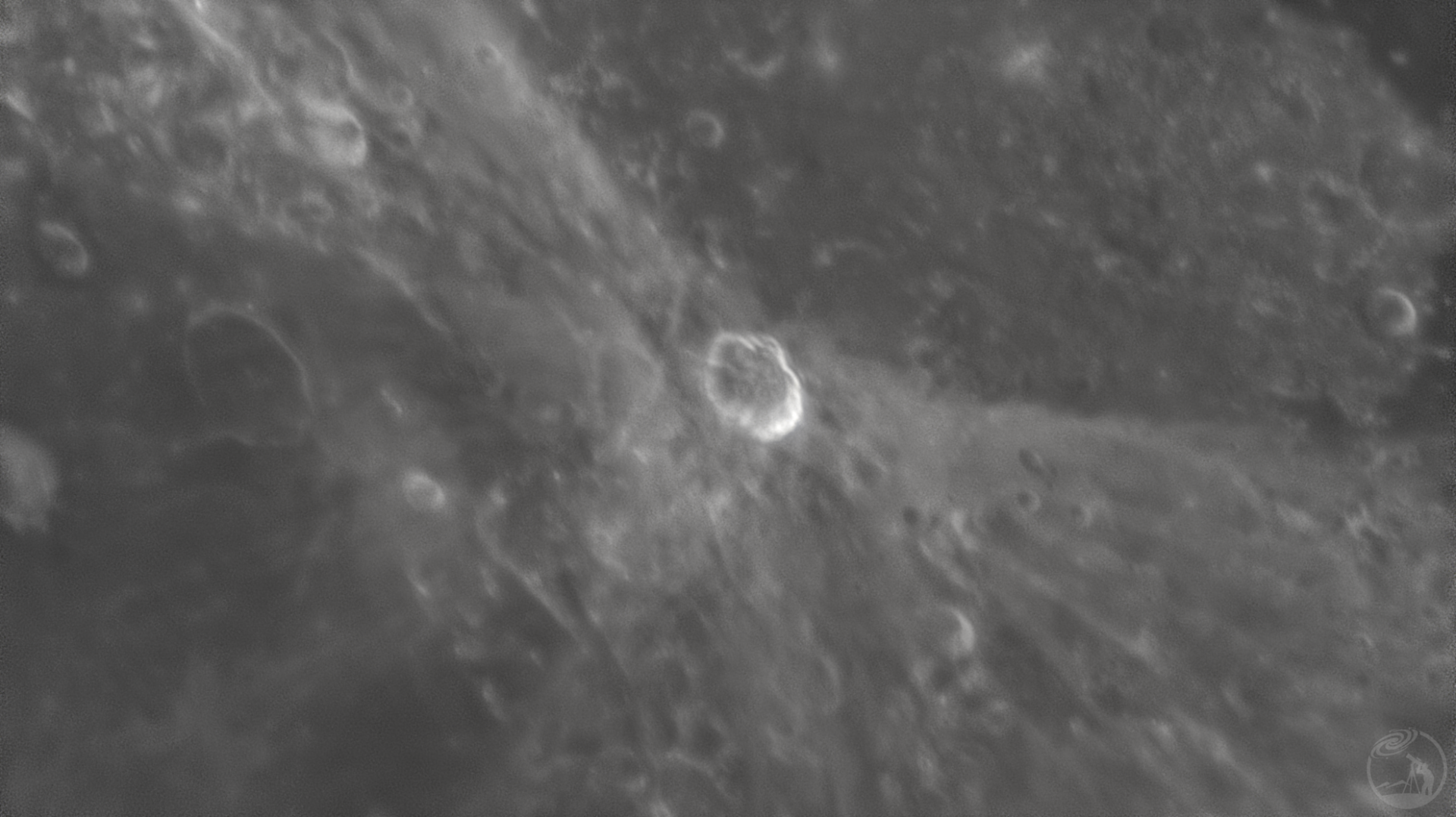 普罗克洛斯环形山（Proclus，中）、危海（Mare Crisium，左）、睡沼（Palus So