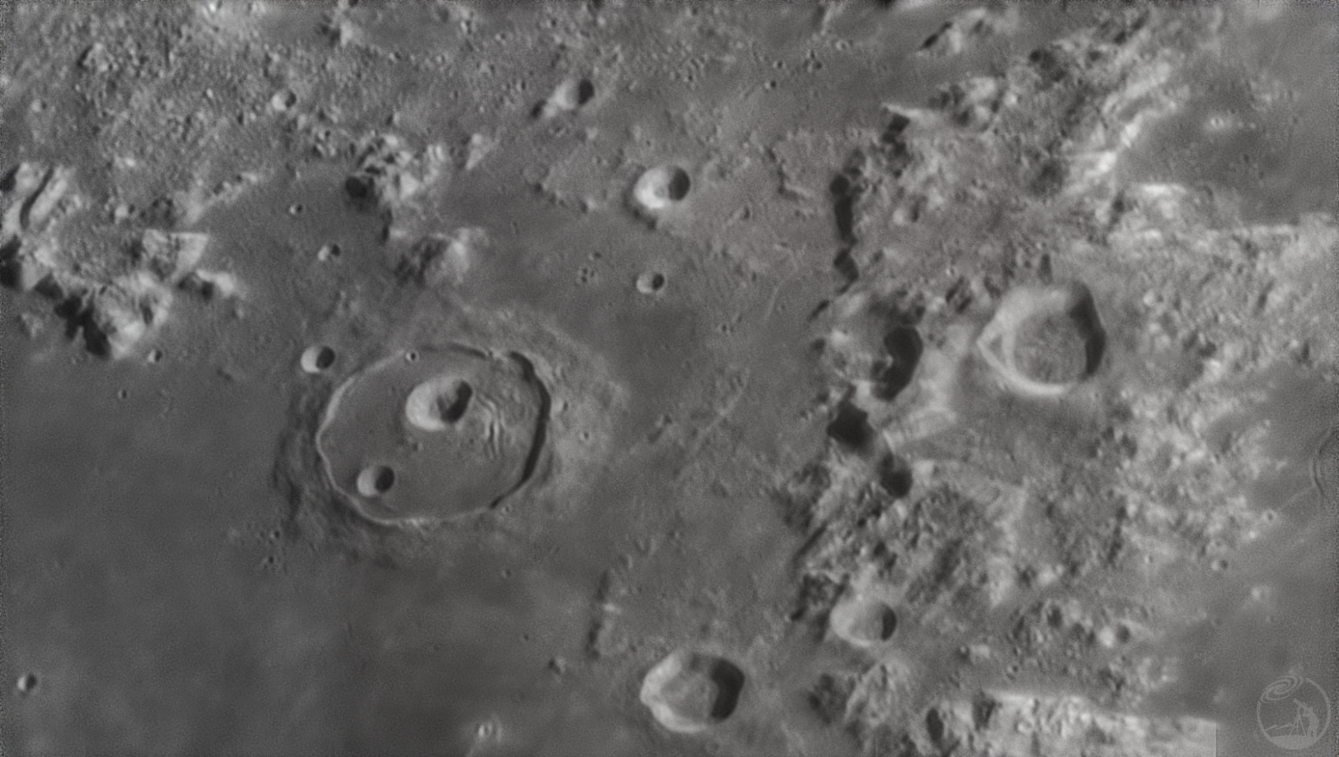 雨海（Mare Imbrium，左）边缘、高加索山脉（Montes Caucasus，右）、卡西尼环
